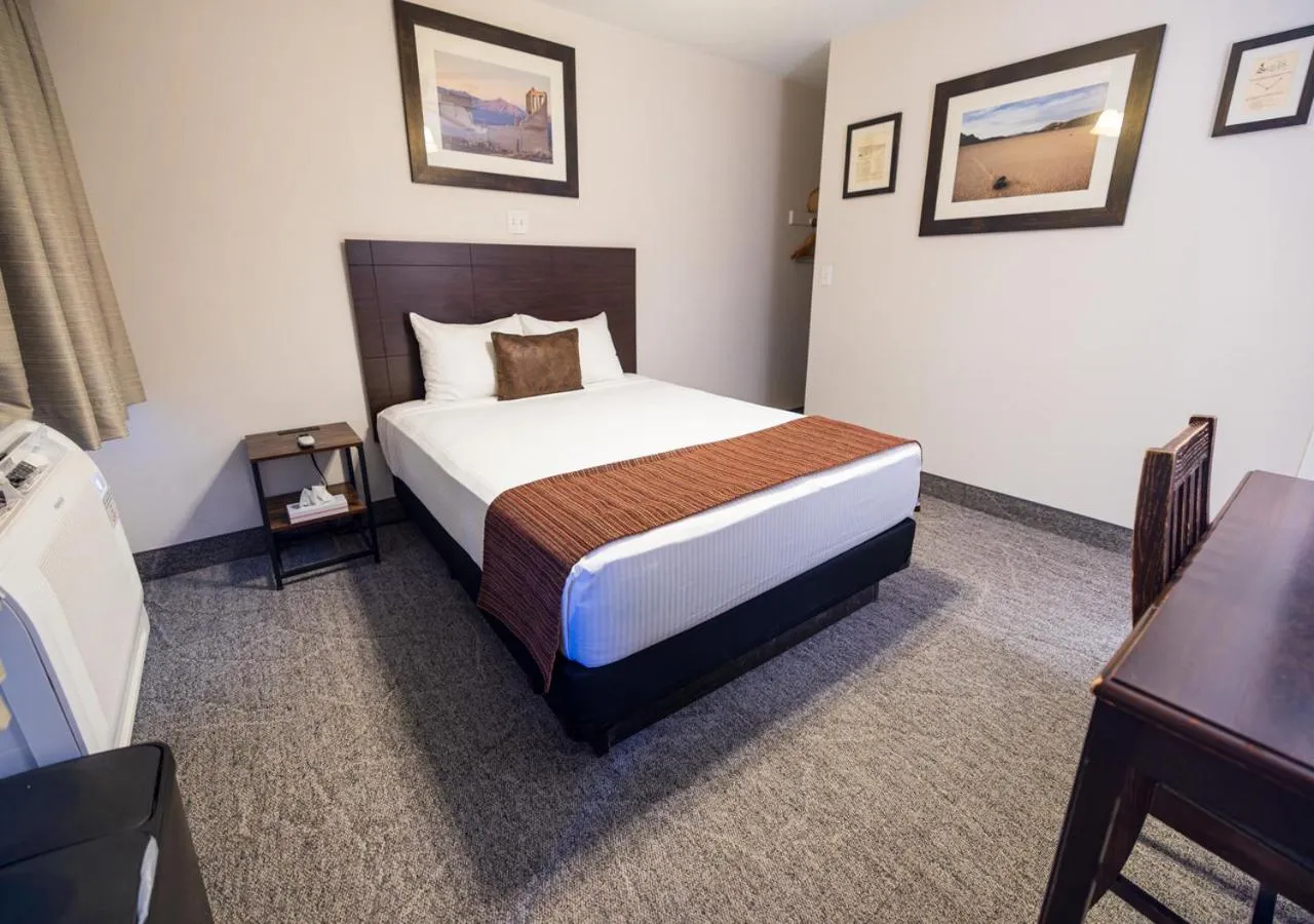 Bedroom, Bed in Stovepipe Wells Village