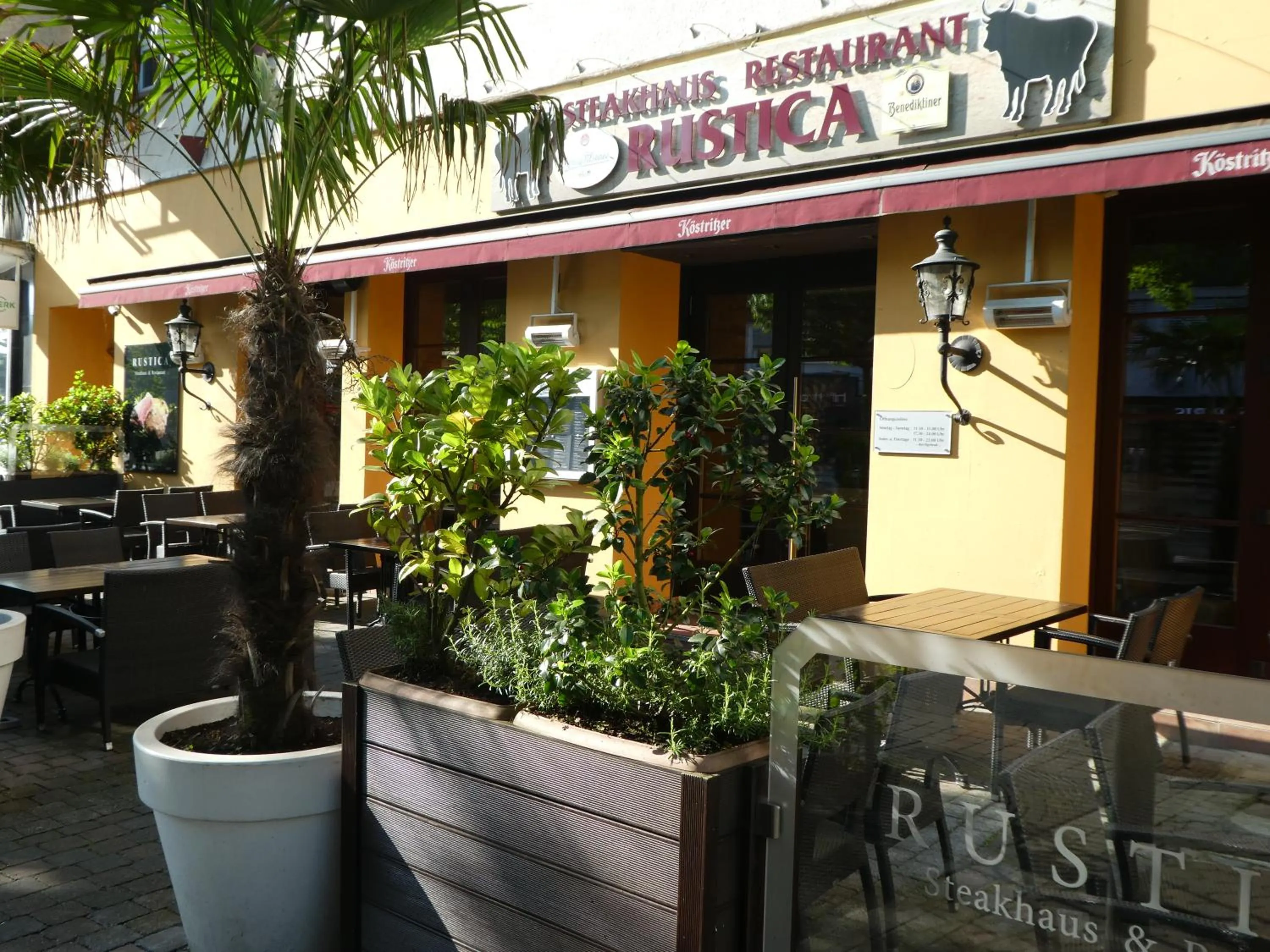 Restaurant/places to eat in Hotel Lex