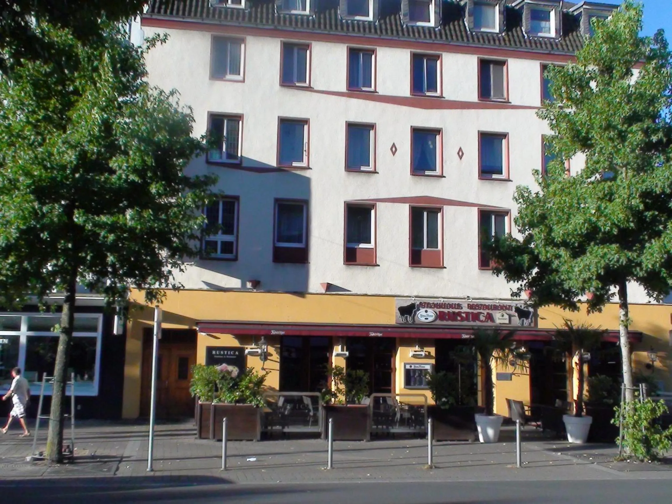 Restaurant/places to eat in Hotel Lex