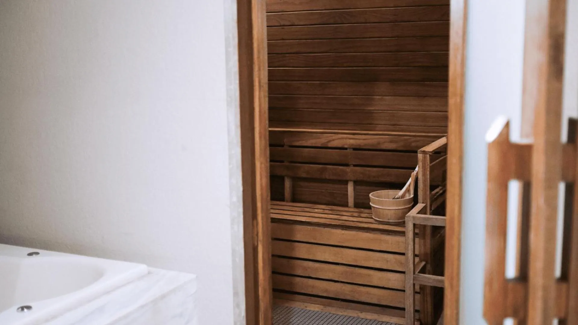 Sauna in Private Rooms in Historic Manila Chinatown