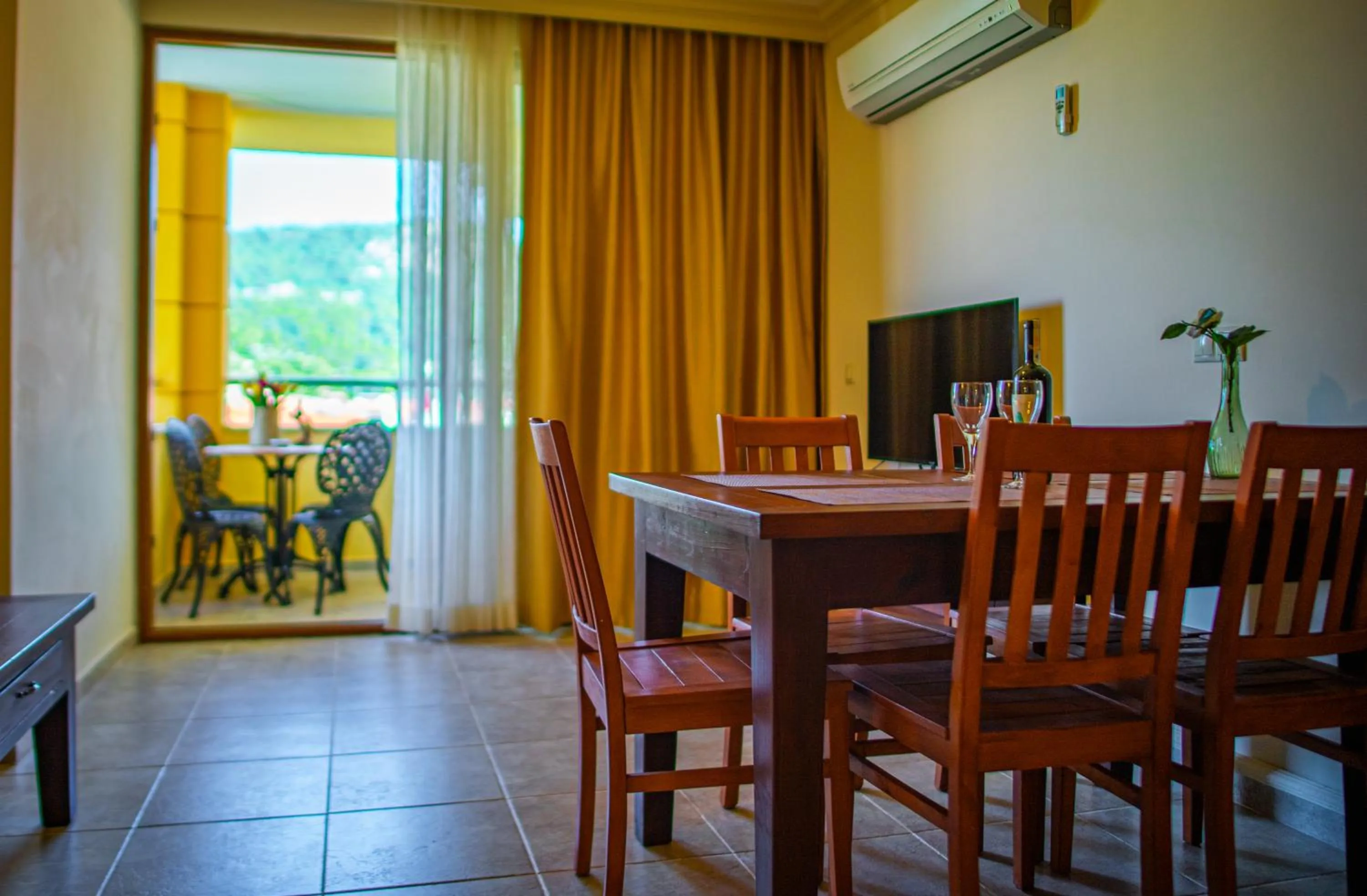 Communal lounge/ TV room in Dores Residence