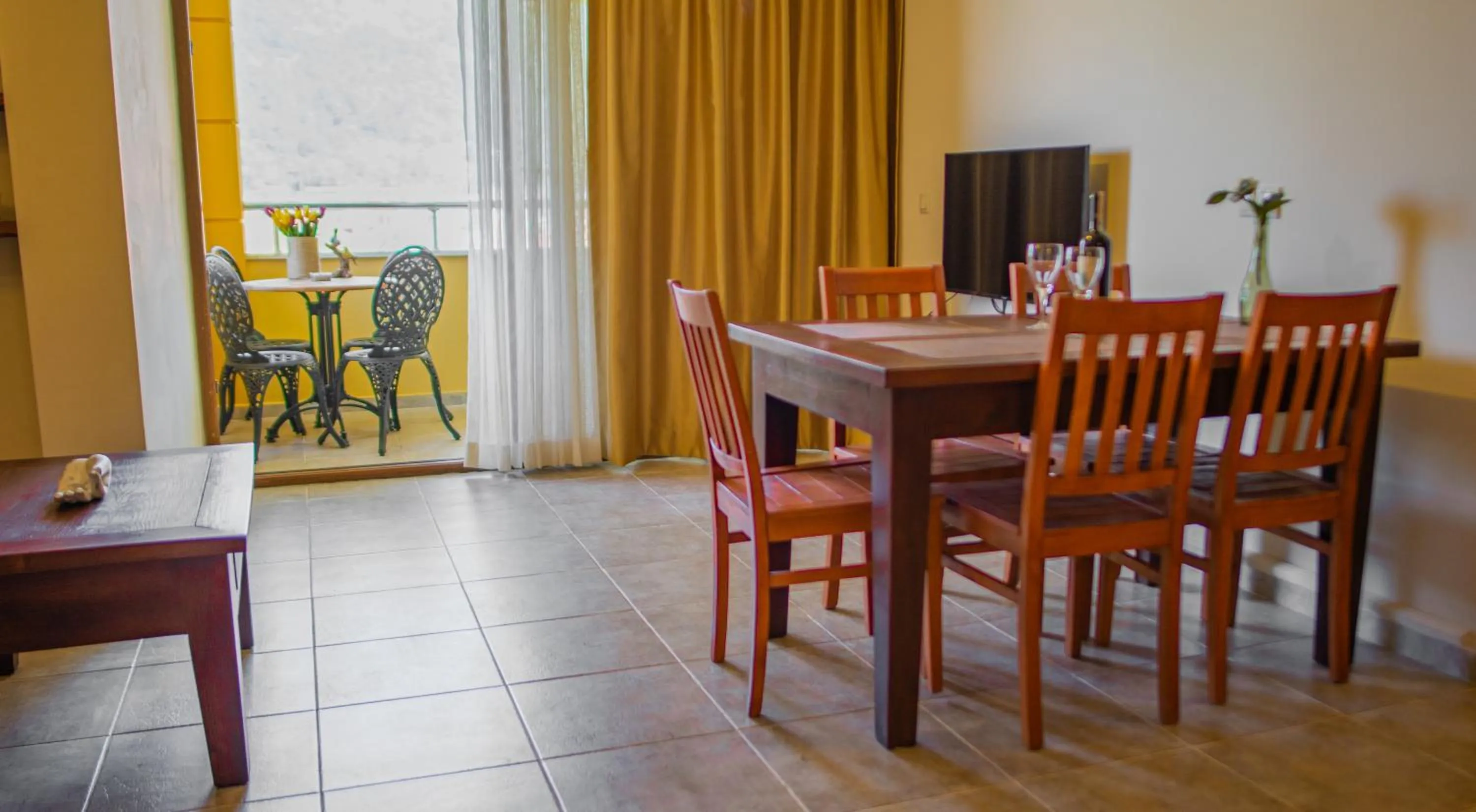 Communal lounge/ TV room in Dores Residence