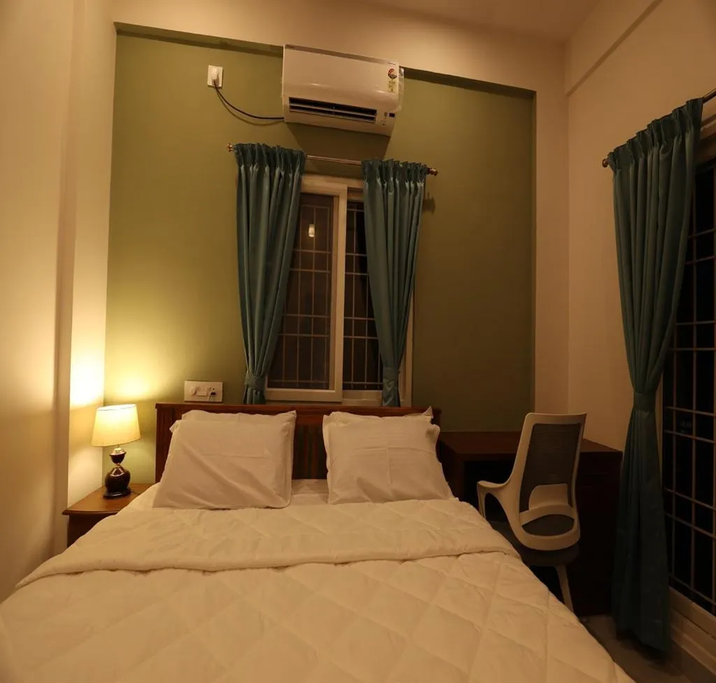 Photo of the whole room, Bed in Olivette Suites