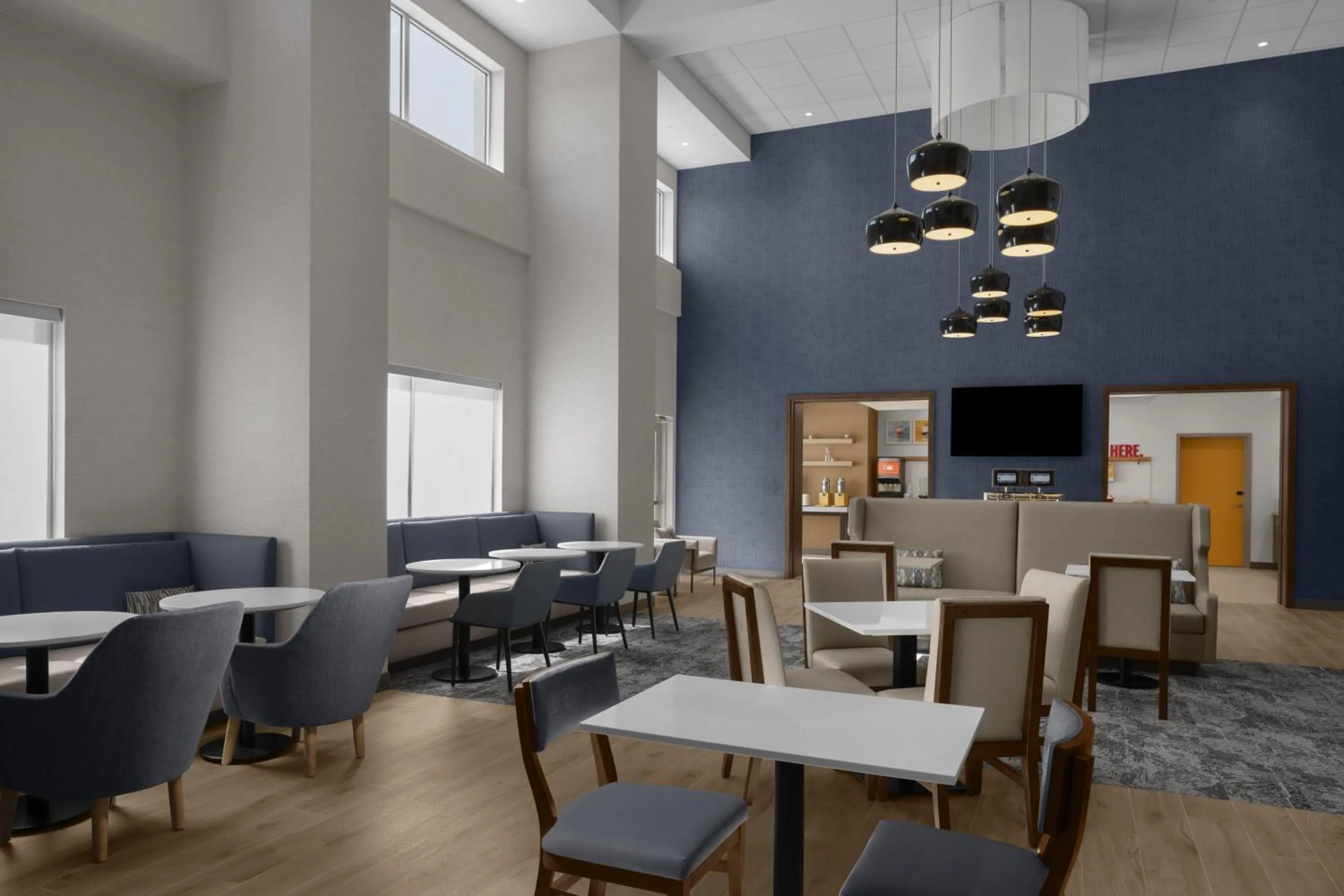 Breakfast in Hampton Inn & Suites By Hilton Long Island Farmingdale