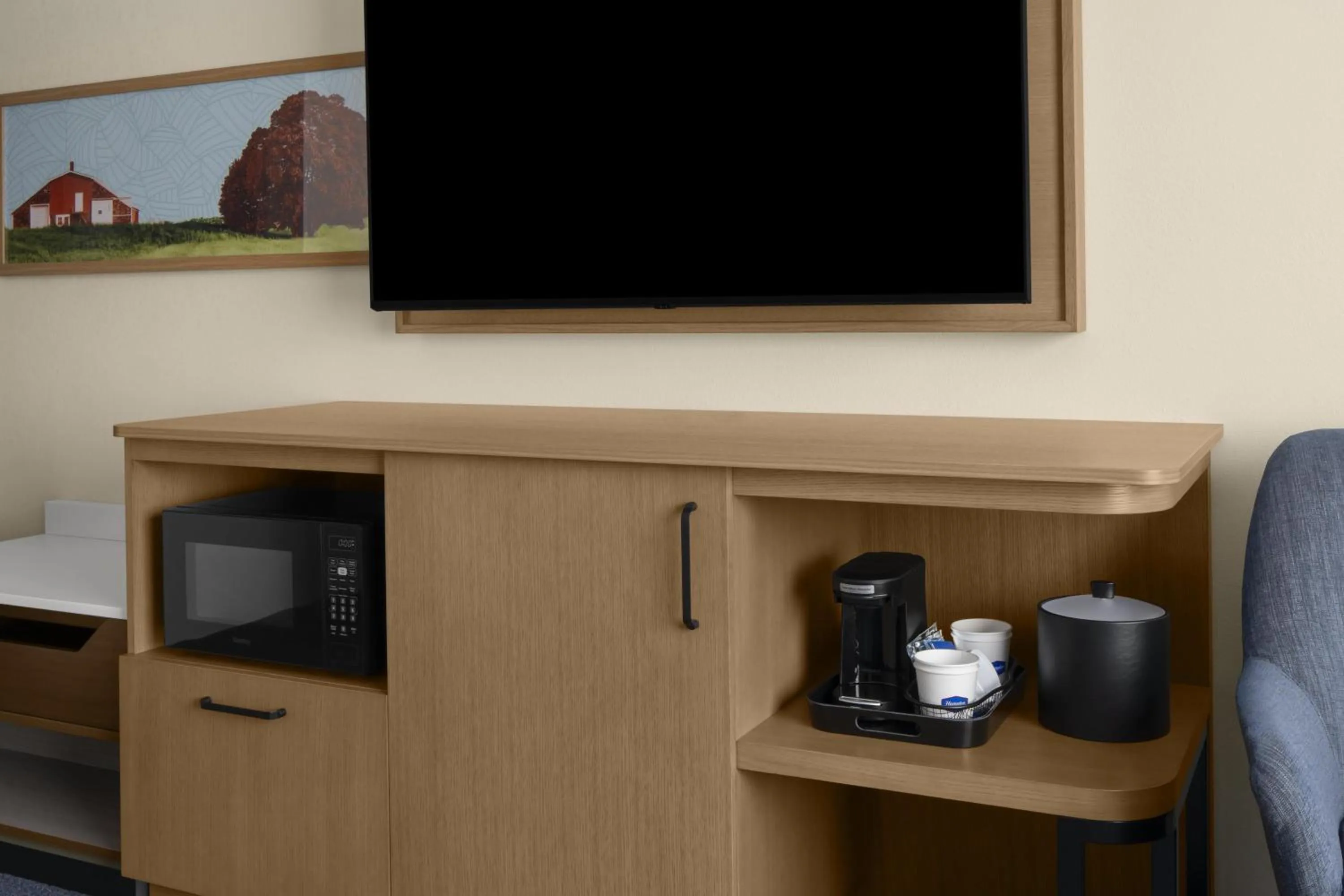 Photo of the whole room in Hampton Inn & Suites By Hilton Long Island Farmingdale