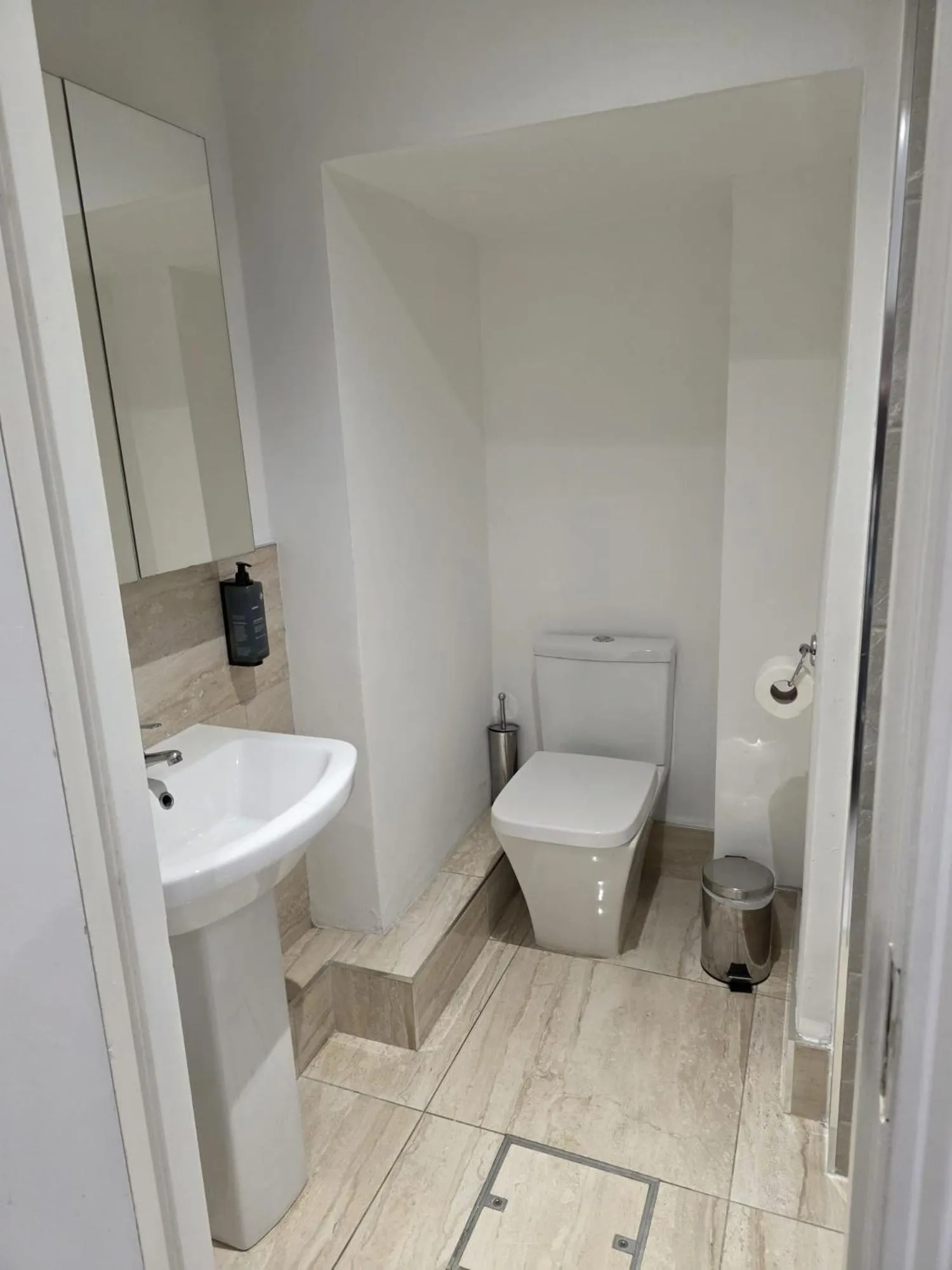 Toilet in Dublin Central Suites