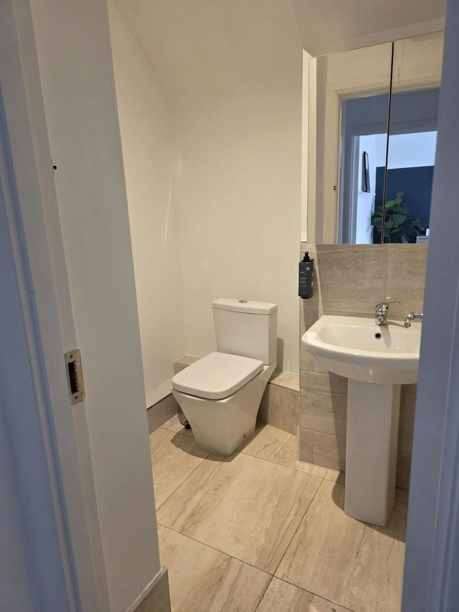 Toilet in Dublin Central Suites