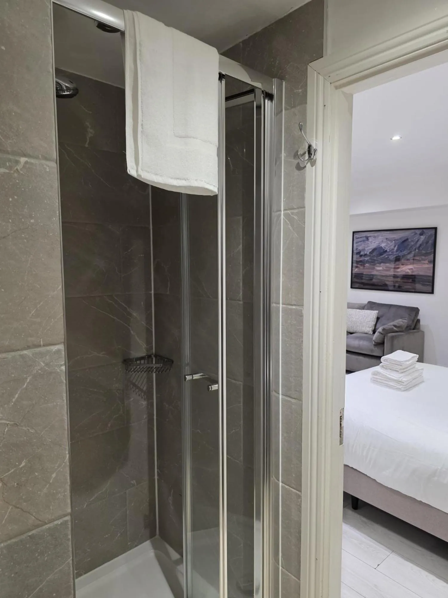 Shower, Bed in Dublin Central Suites