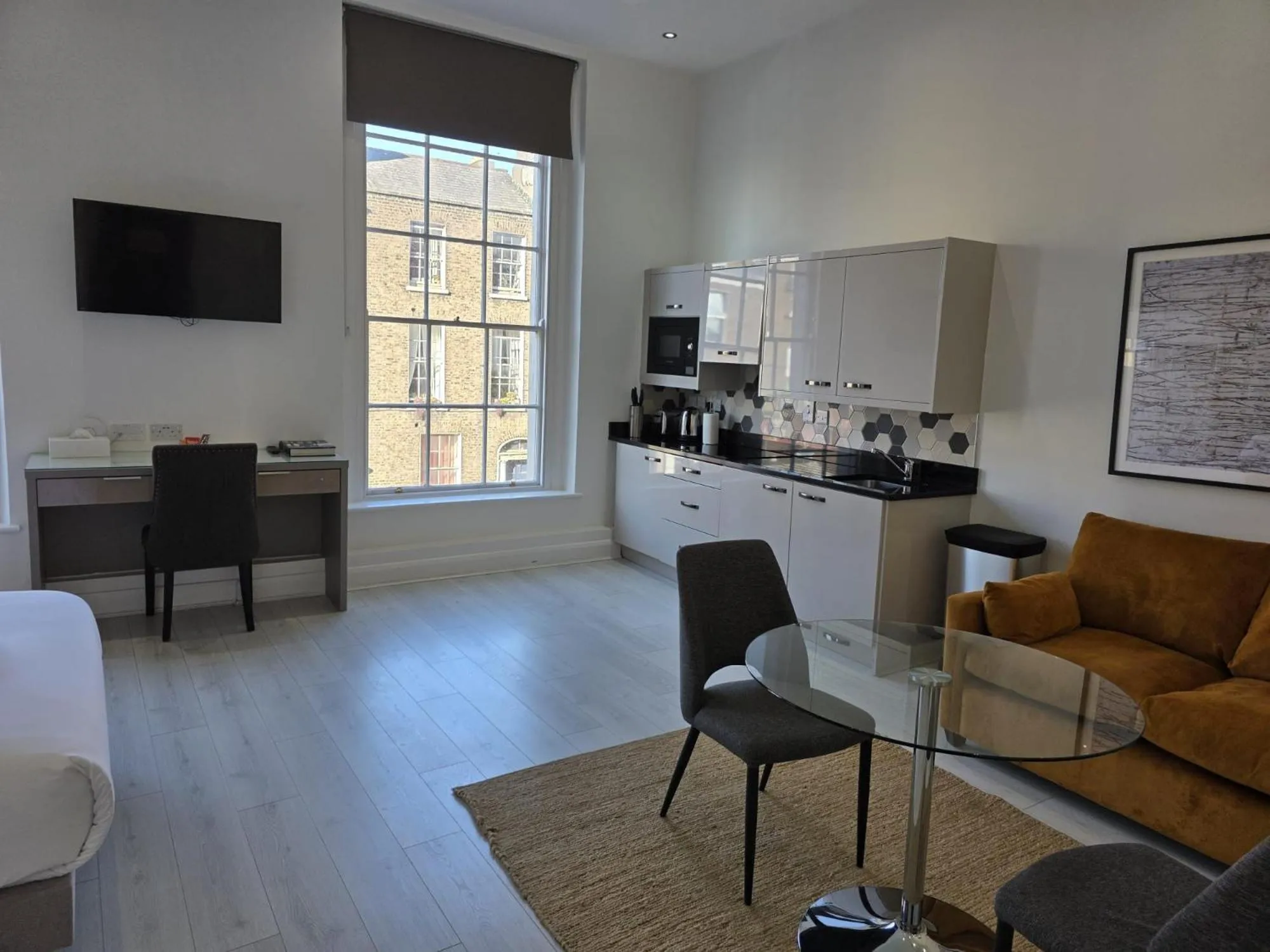 Kitchen or kitchenette in Dublin Central Suites