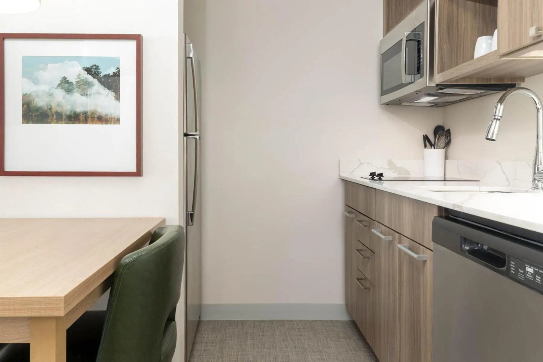 kitchen in Homewood Suites By Hilton Puyallup Tacoma