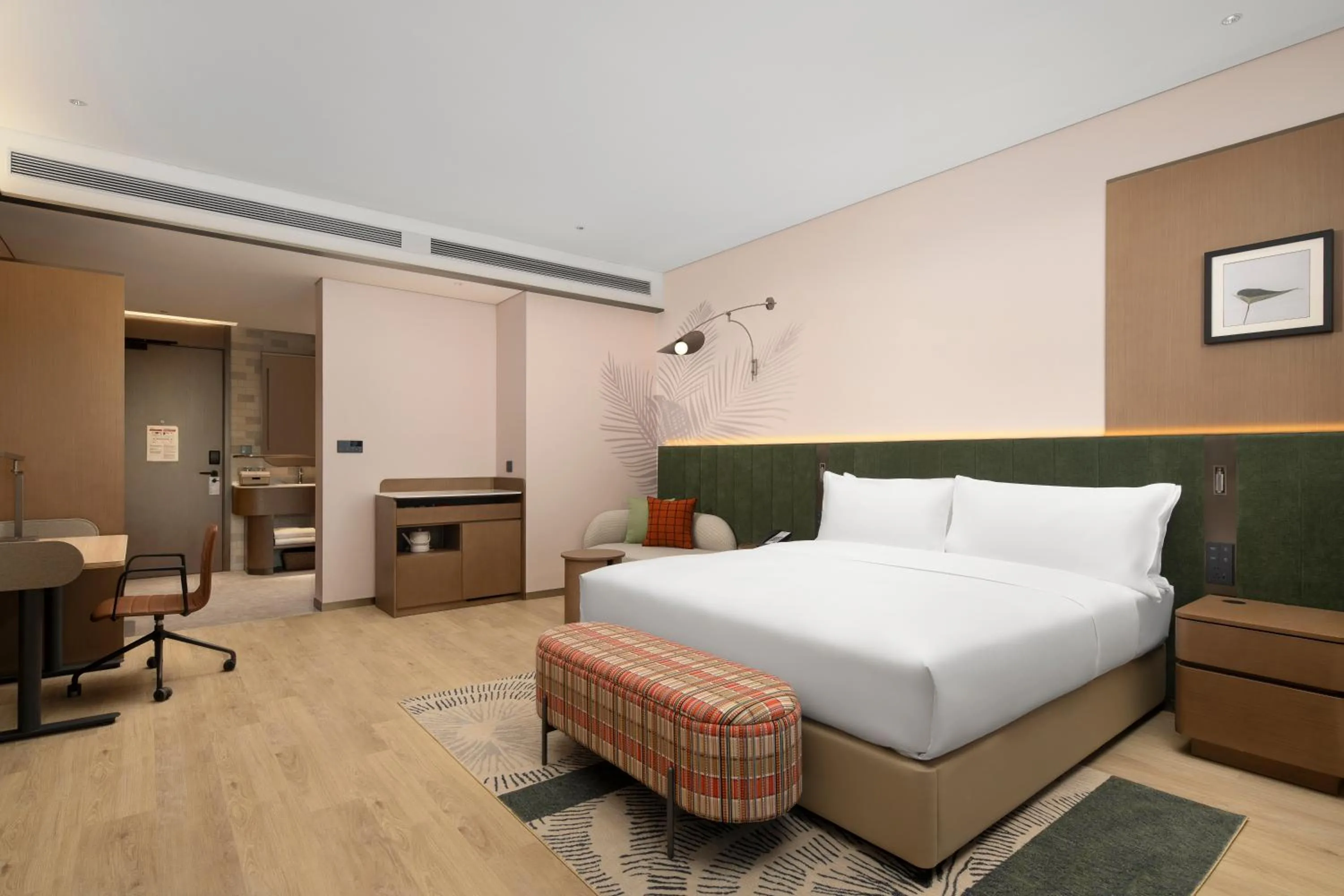 Photo of the whole room, Bed in Hilton Garden Inn Zhongwei Shapotou