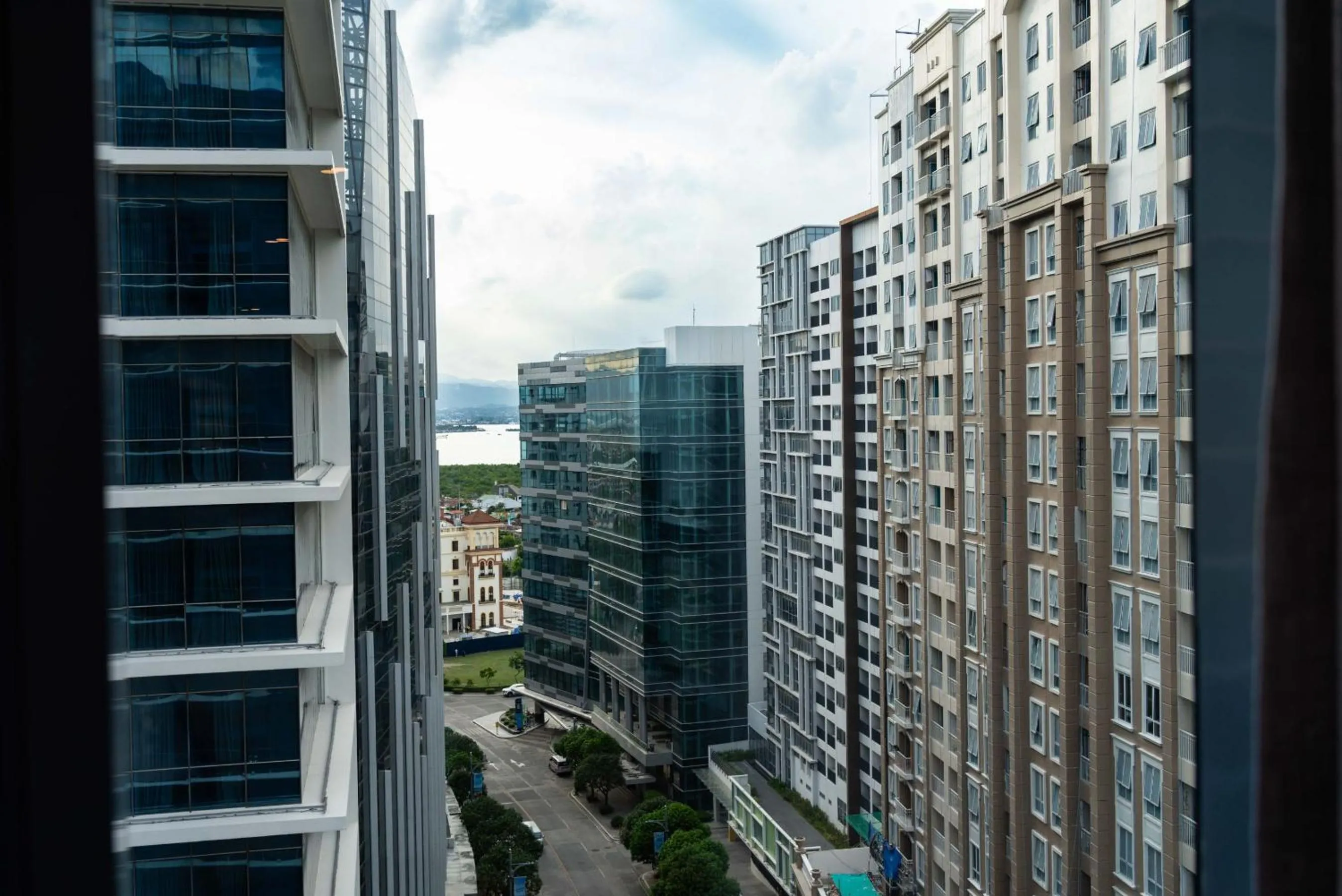 Property building in Mactan Island Stay Near Beach and Airport