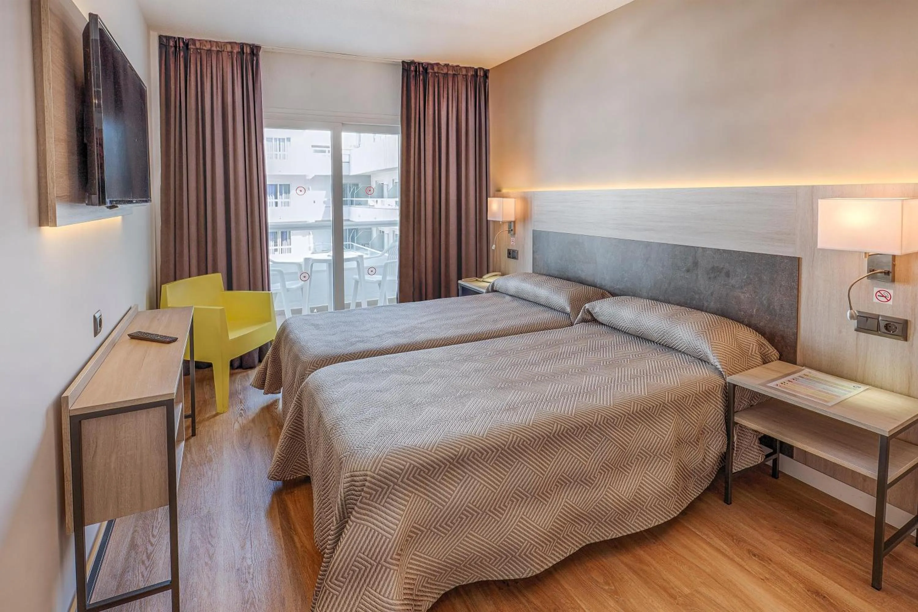 Photo of the whole room, Bed in Port Fiesta Park