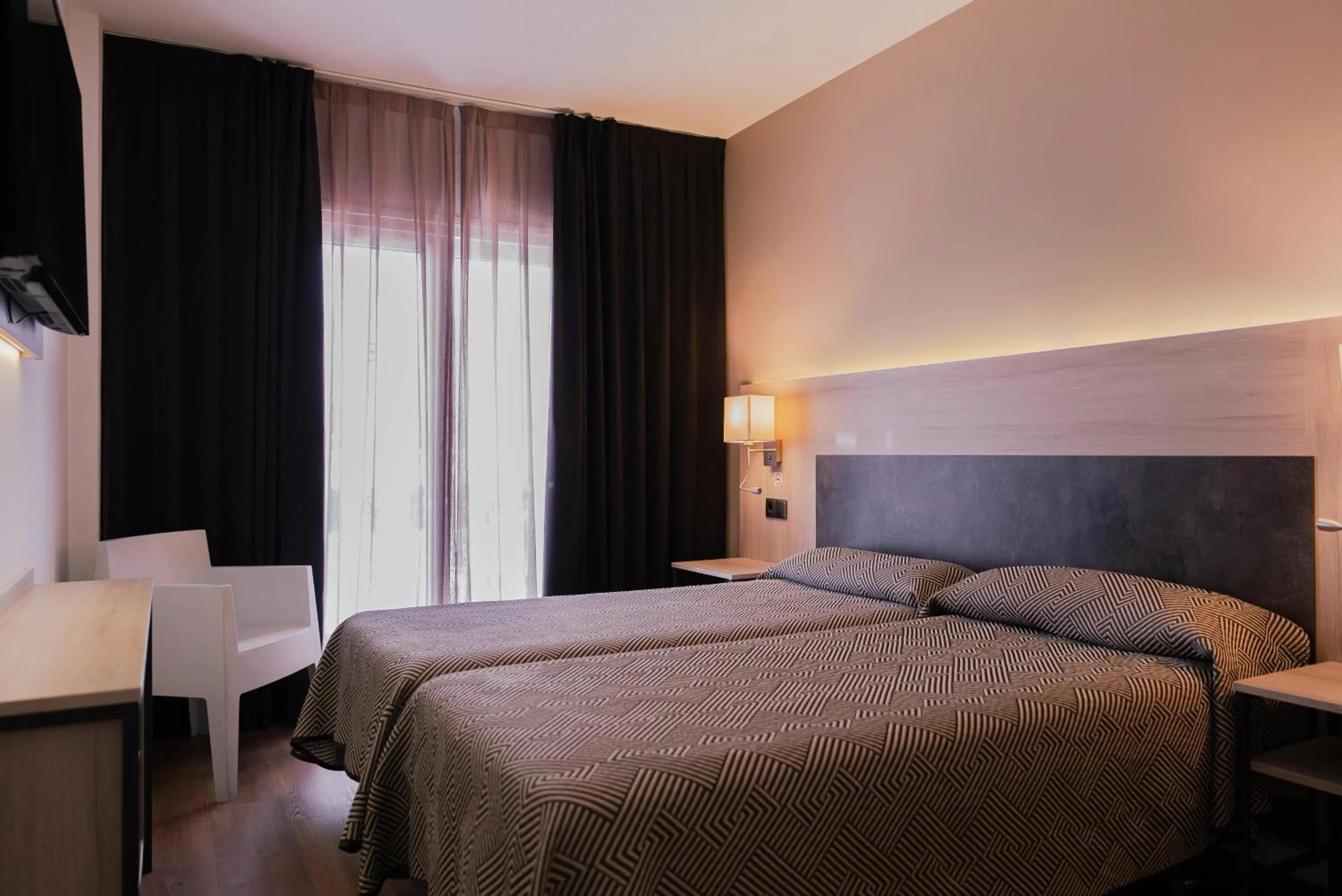 Photo of the whole room, Bed in Port Fiesta Park