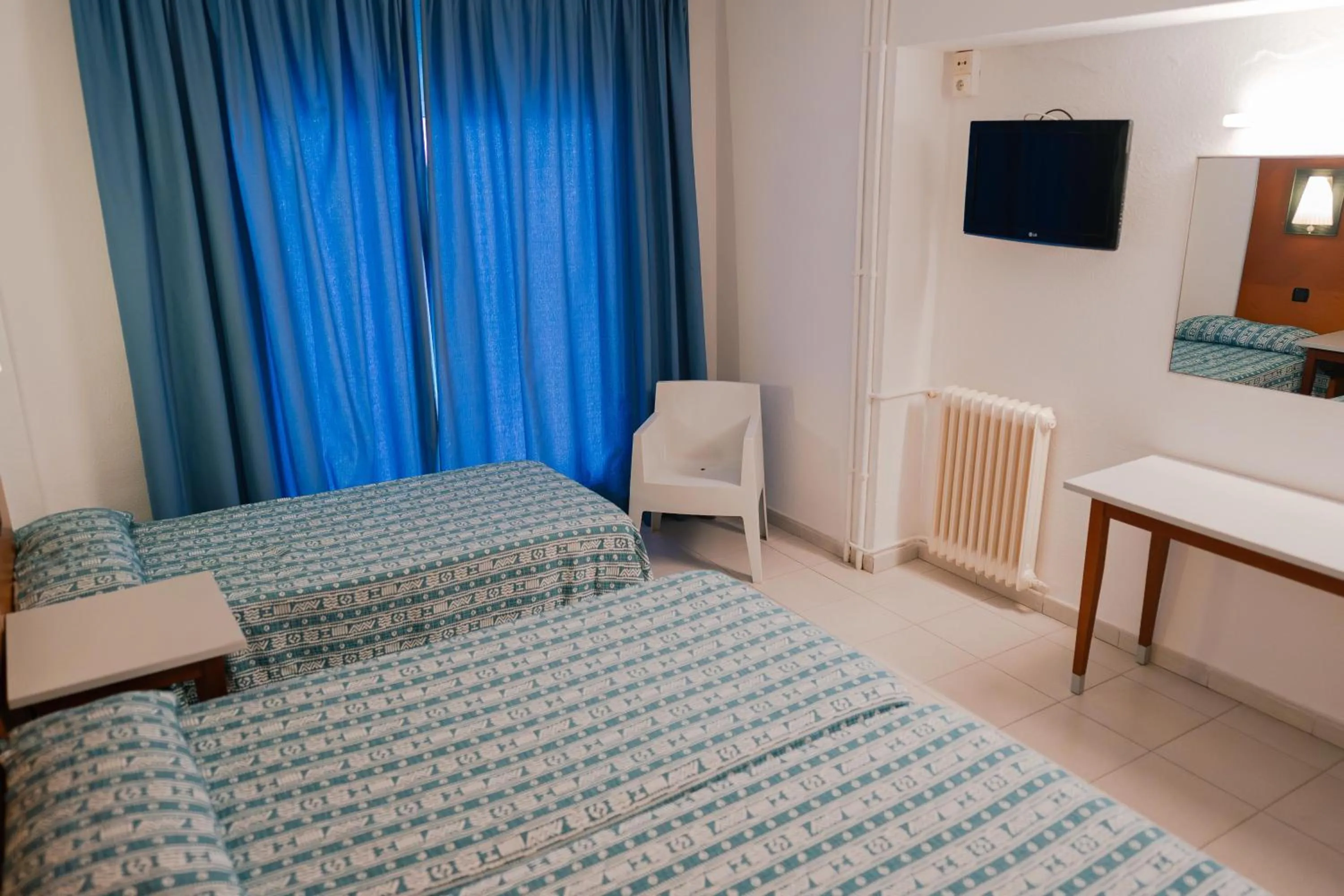 Photo of the whole room, Bed in Port Fiesta Park