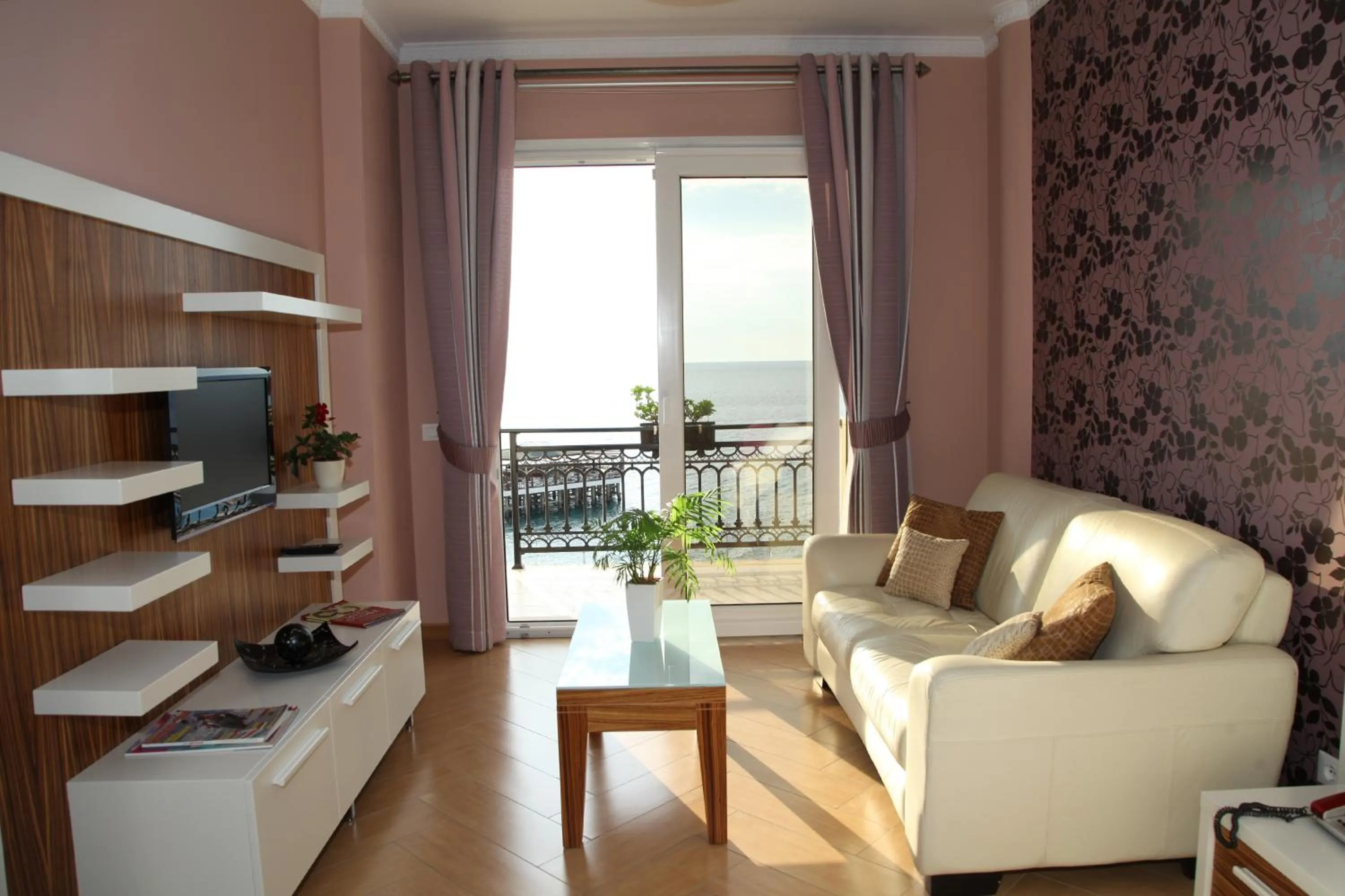 Communal lounge/ TV room in Hotel Gold