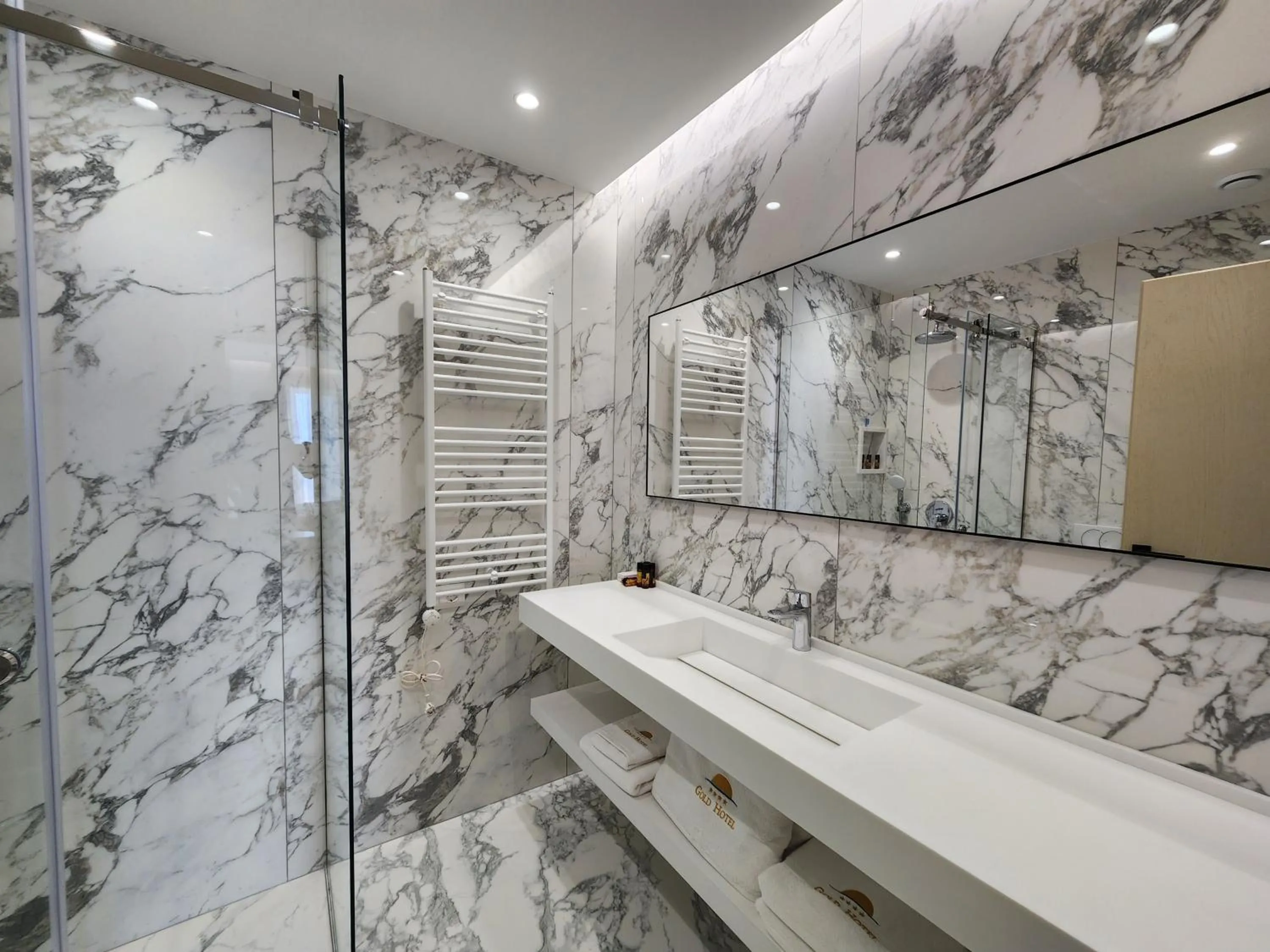 Shower in Hotel Gold