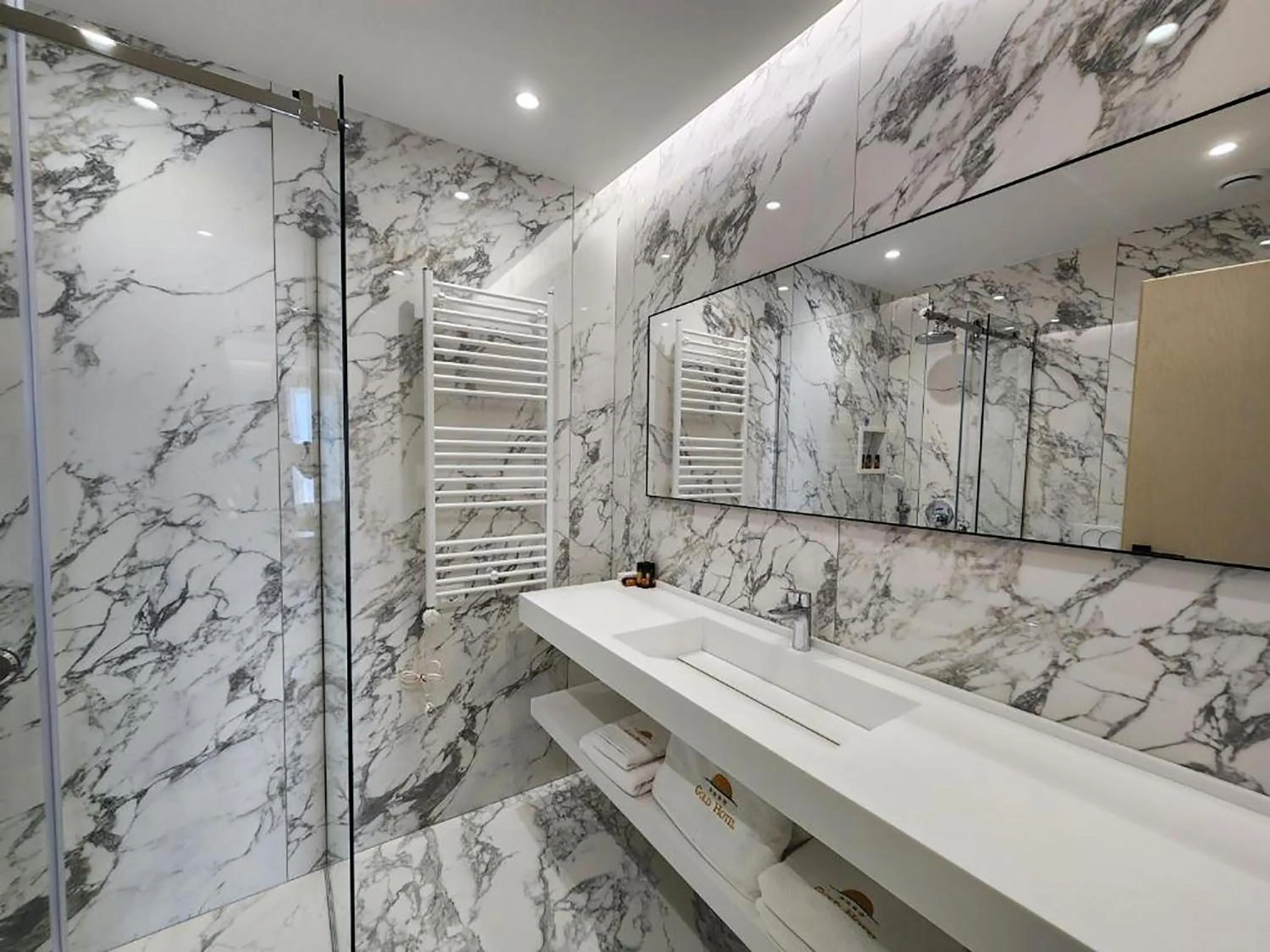 Shower in Hotel Gold