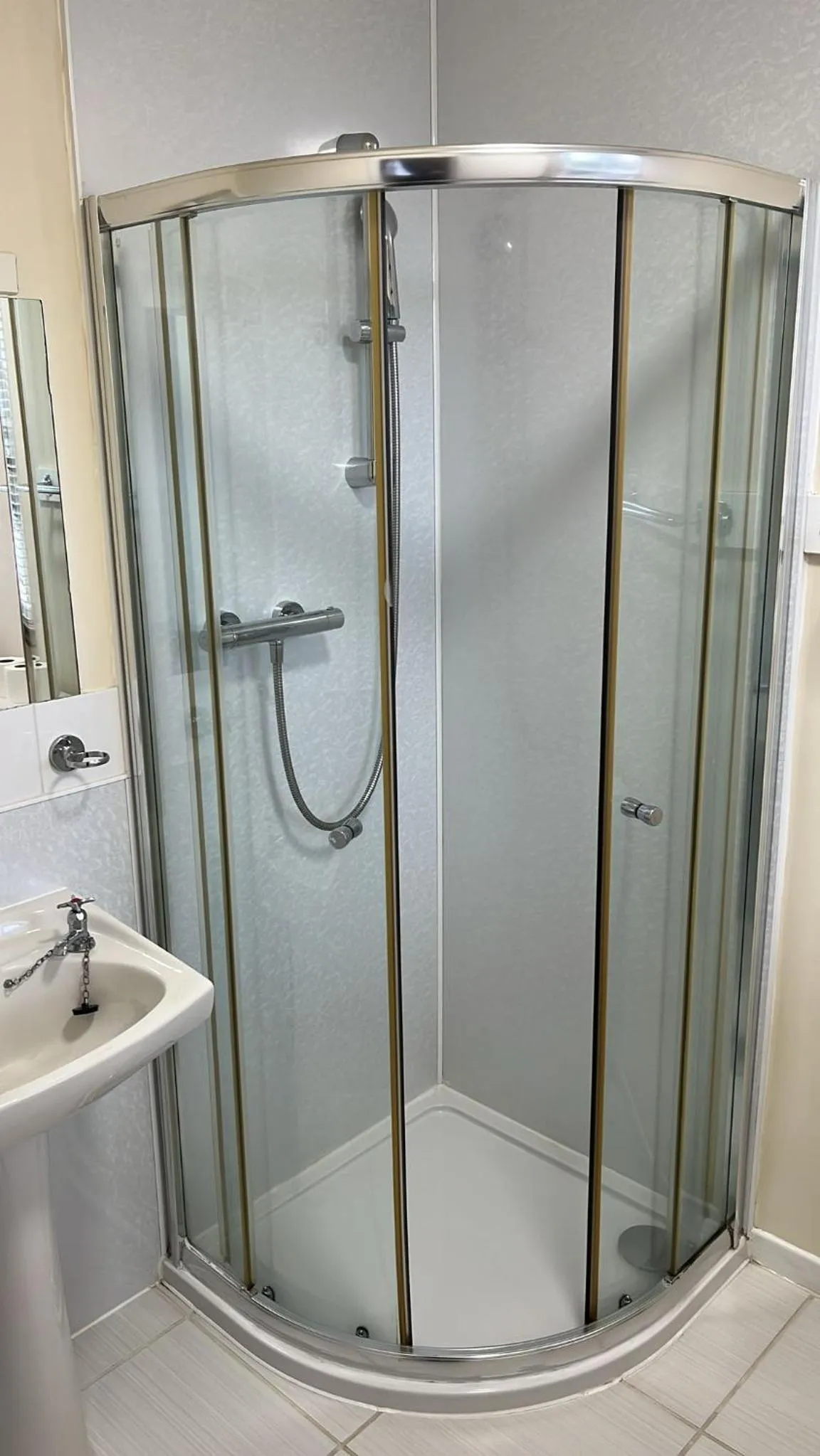 Shower in Novar Arms Hotel