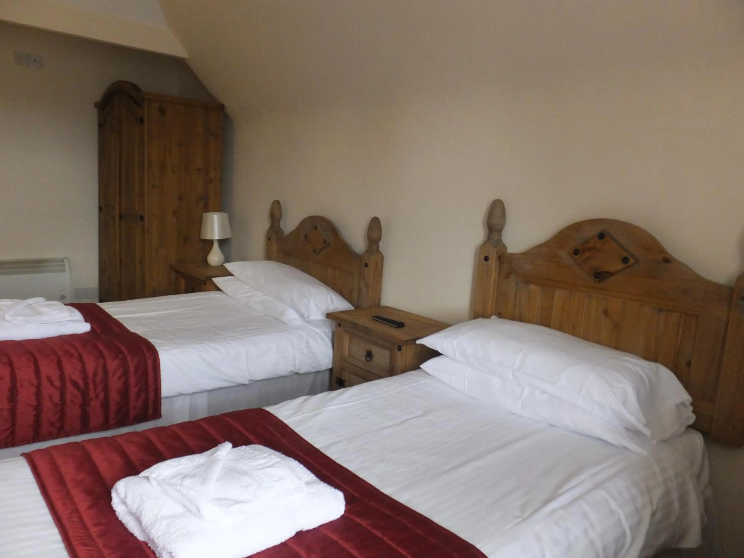 Coffee/tea facilities, Bed in Novar Arms Hotel