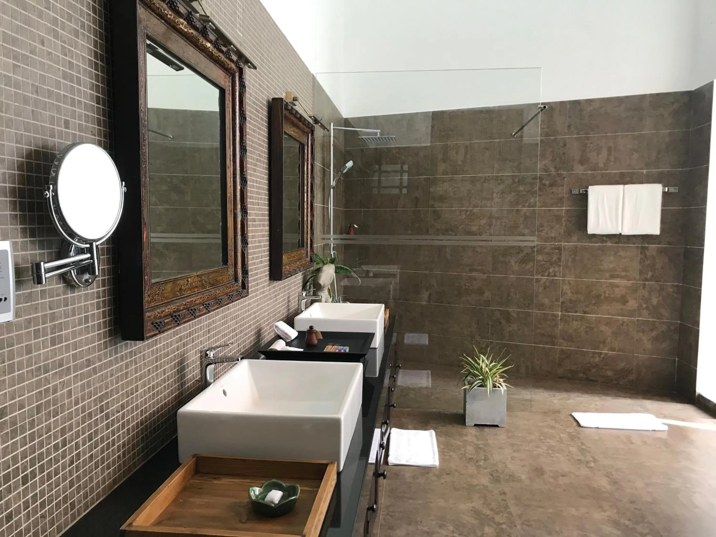 Shower in The Postcard Galle