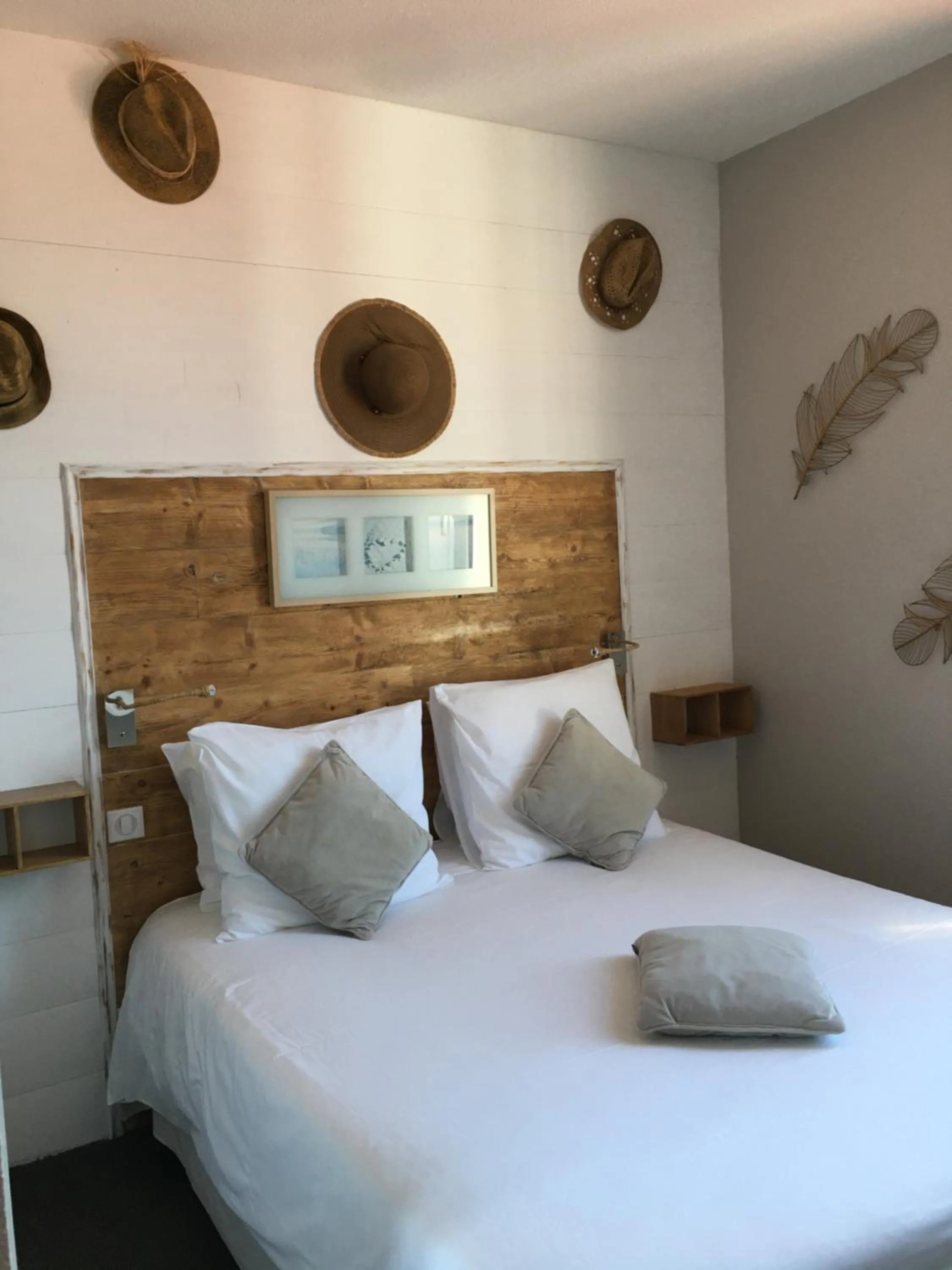 Bedroom, Bed in Hôtel Familial L'Ostréi