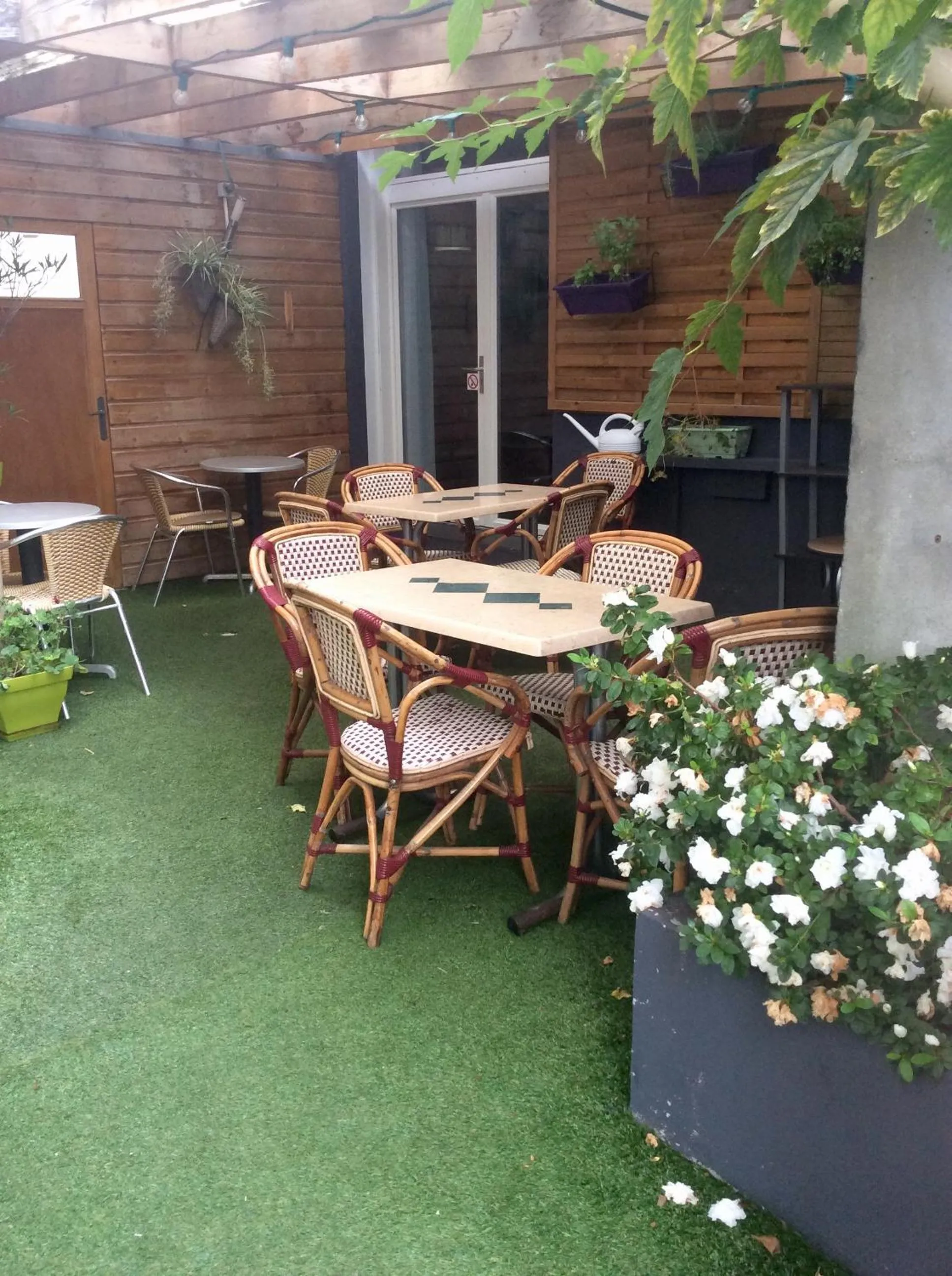 Patio in Hôtel Familial L'Ostréi