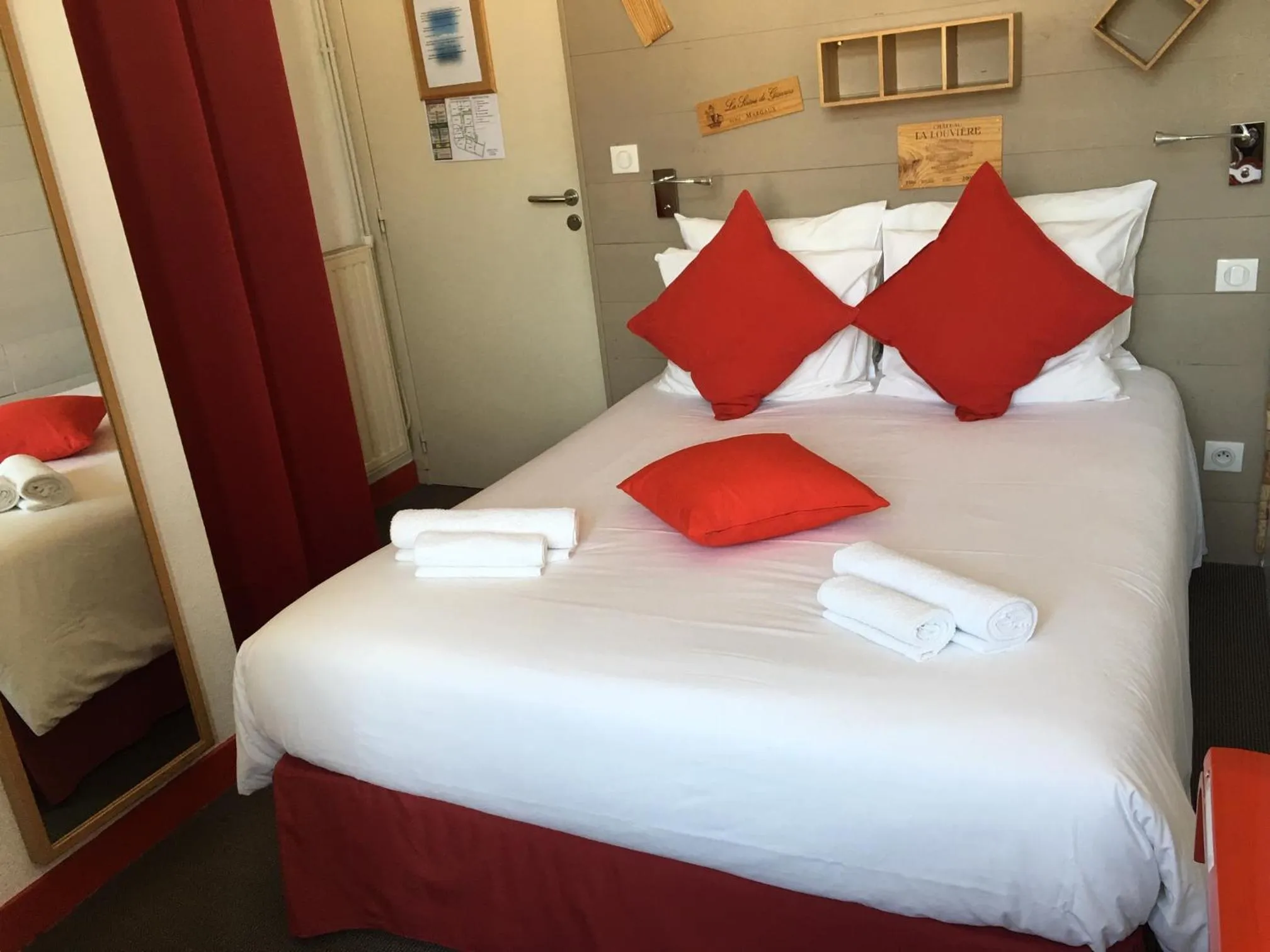 Photo of the whole room, Bed in Hôtel Familial L'Ostréi