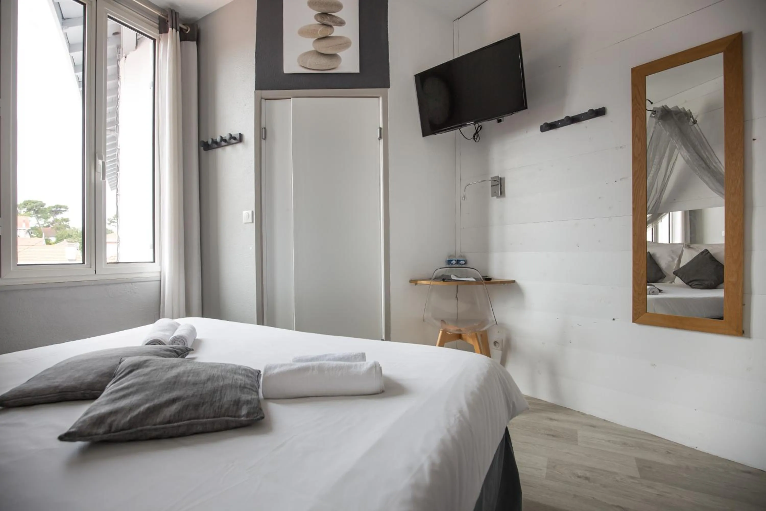 Photo of the whole room, Bed in Hôtel Familial L'Ostréi