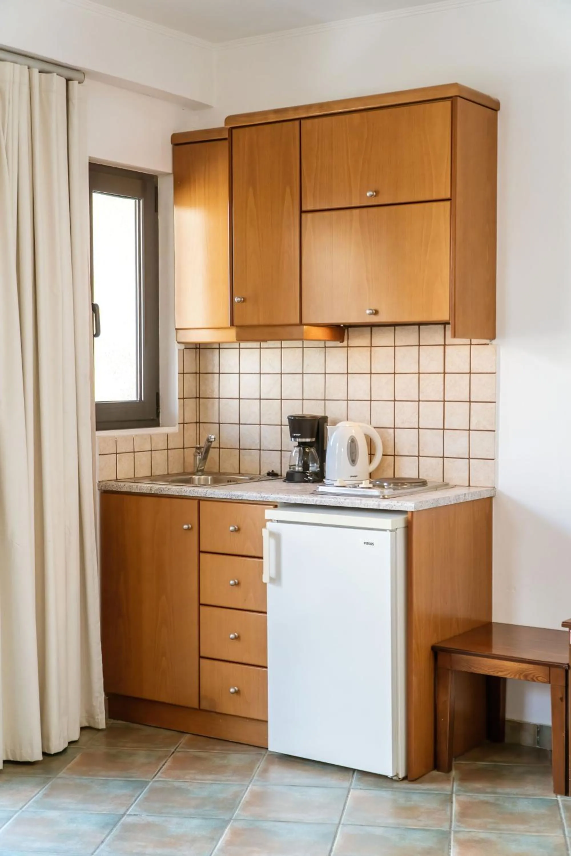 Kitchen or kitchenette in Sunrise Suites & Apartments
