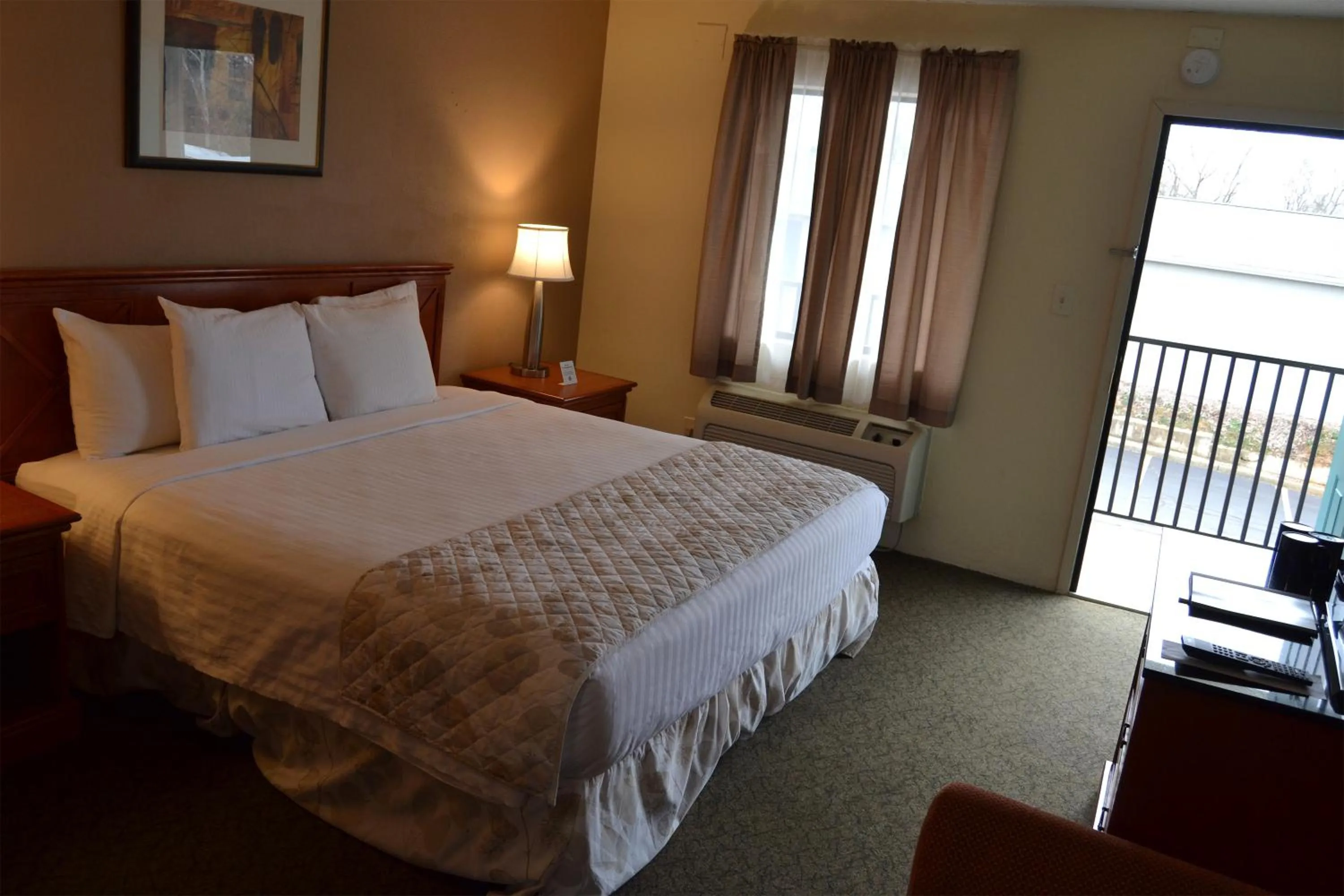 Photo of the whole room, Bed in Cascades Inn