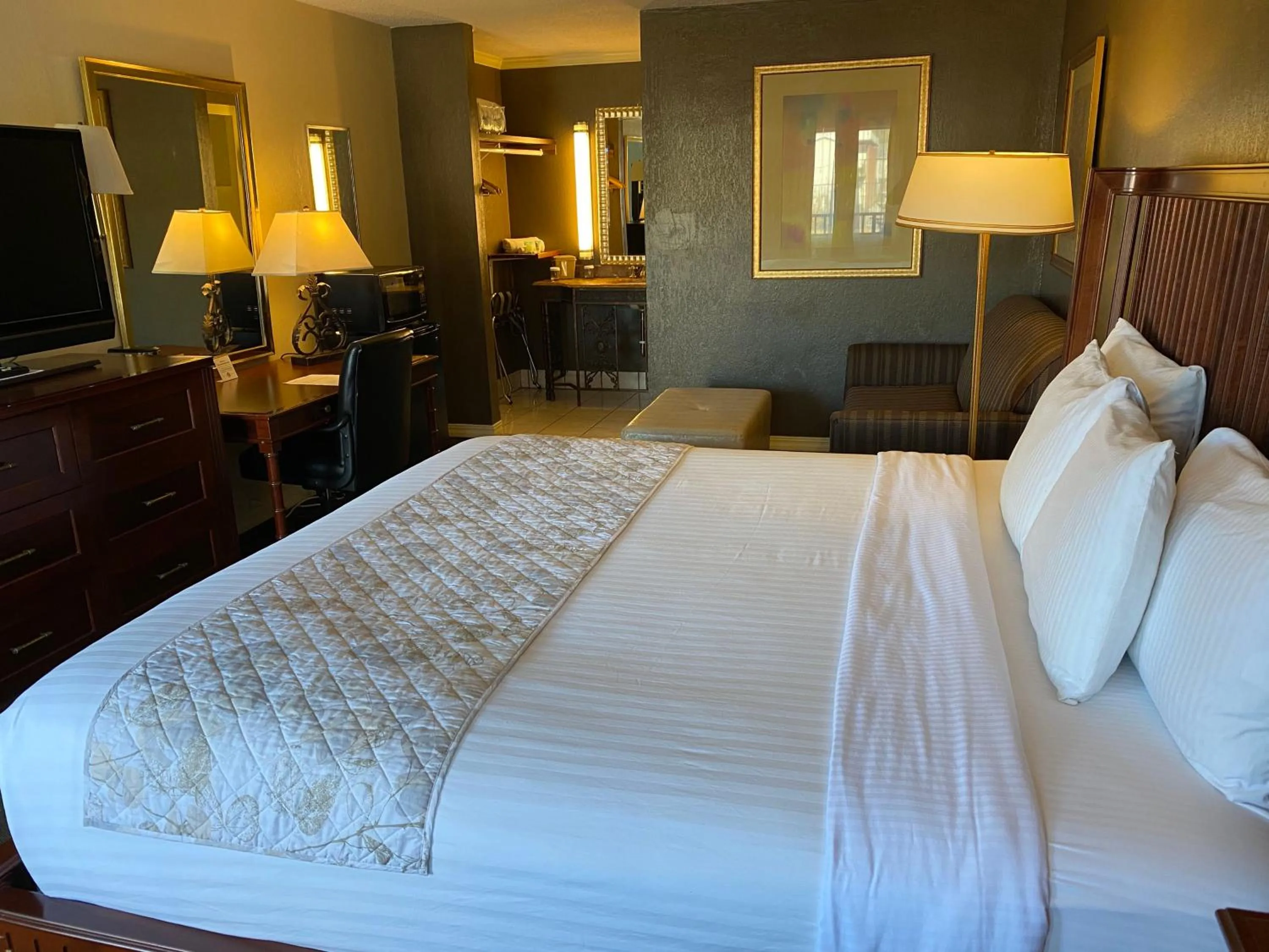 Photo of the whole room, Bed in Cascades Inn