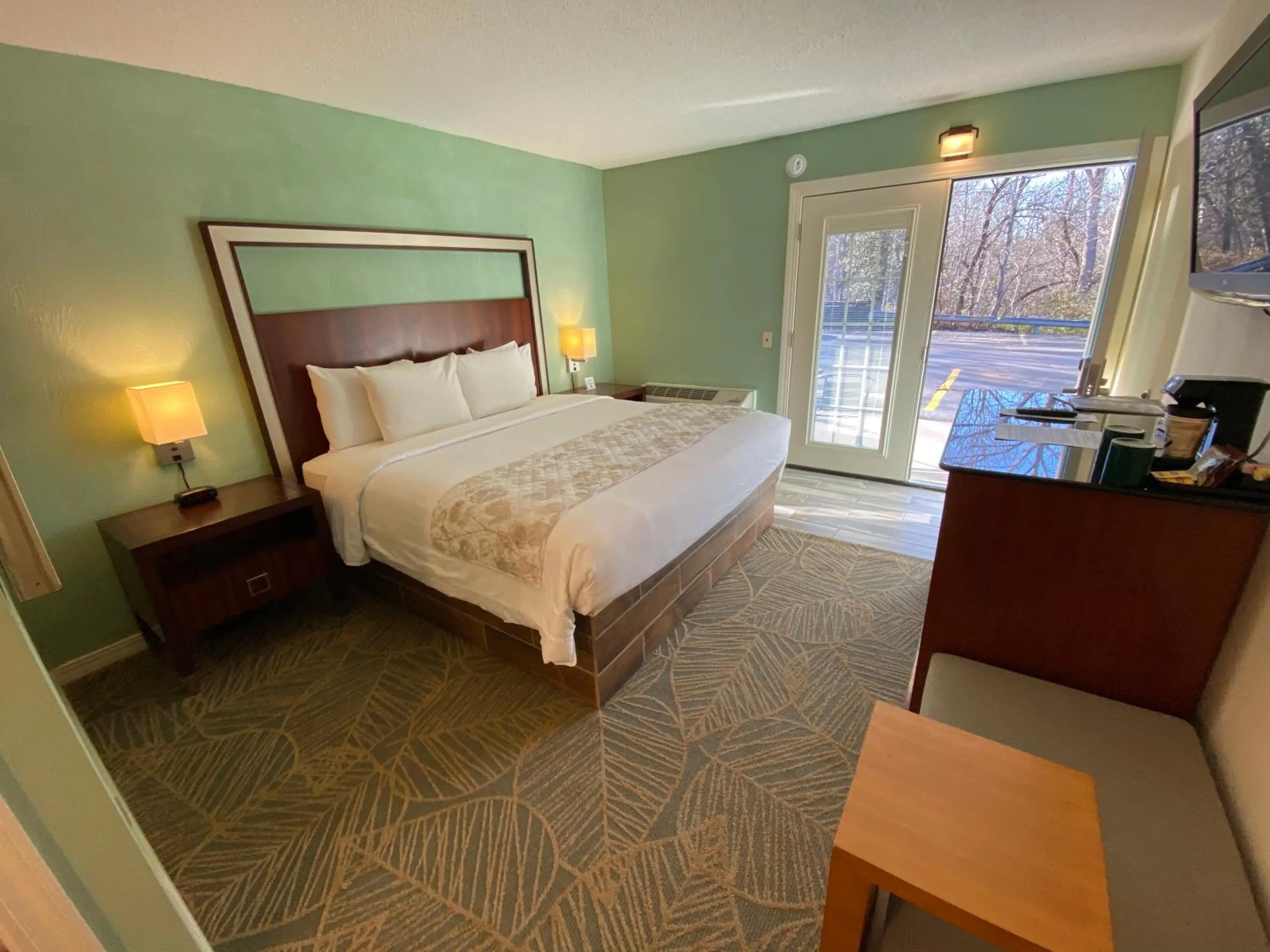 Patio, Bed in Cascades Inn