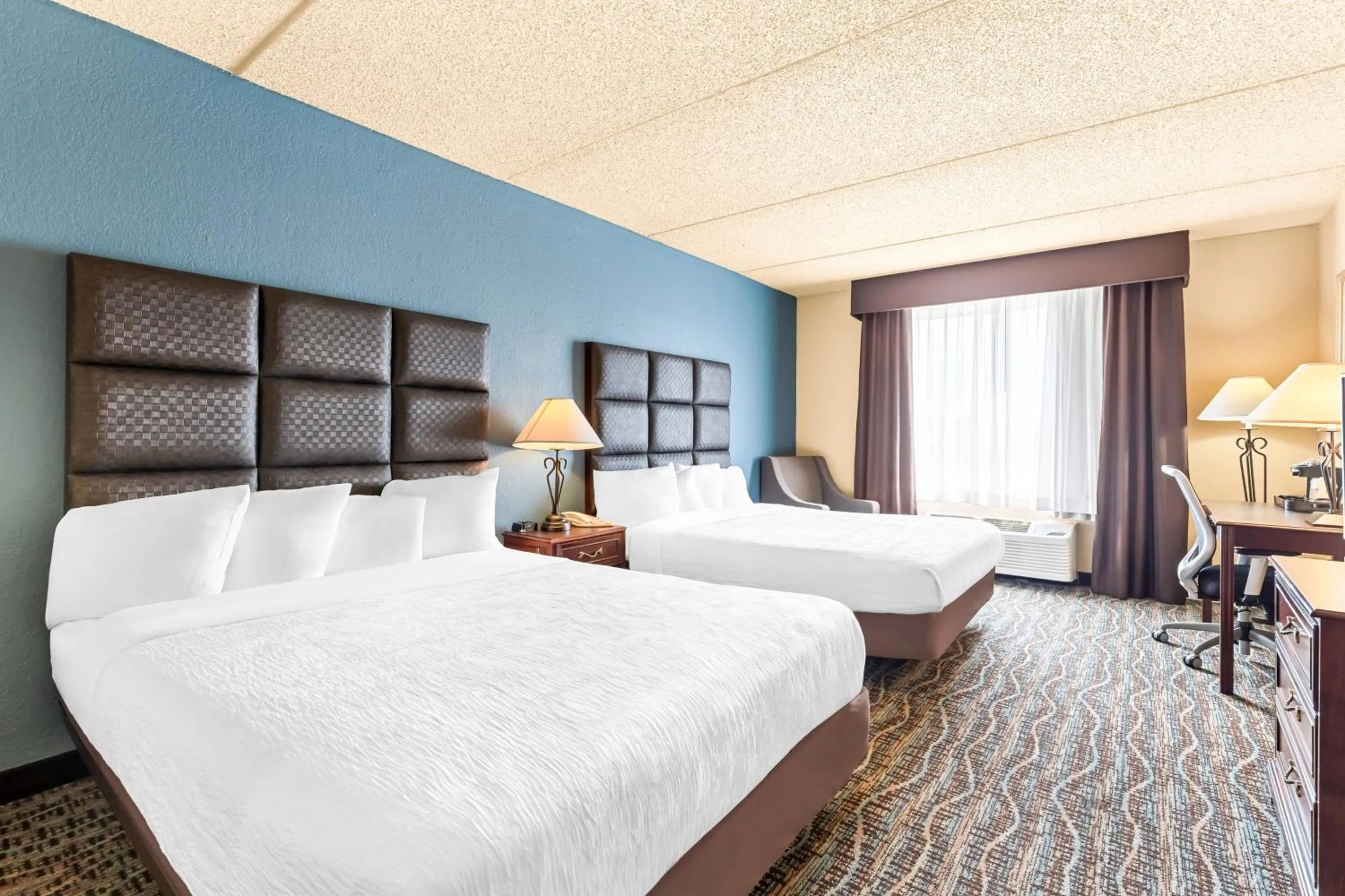 Bedroom, Bed in Best Western Holiday Manor