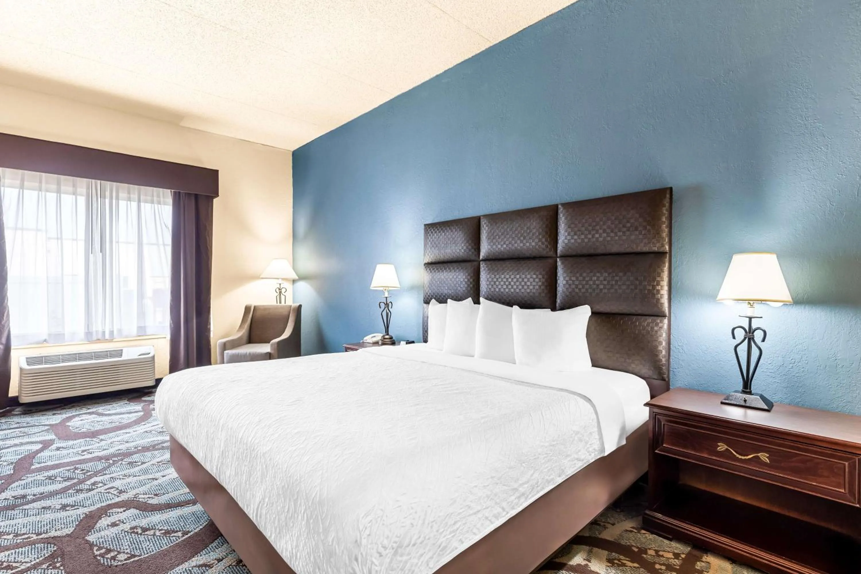 Bedroom, Bed in Best Western Holiday Manor