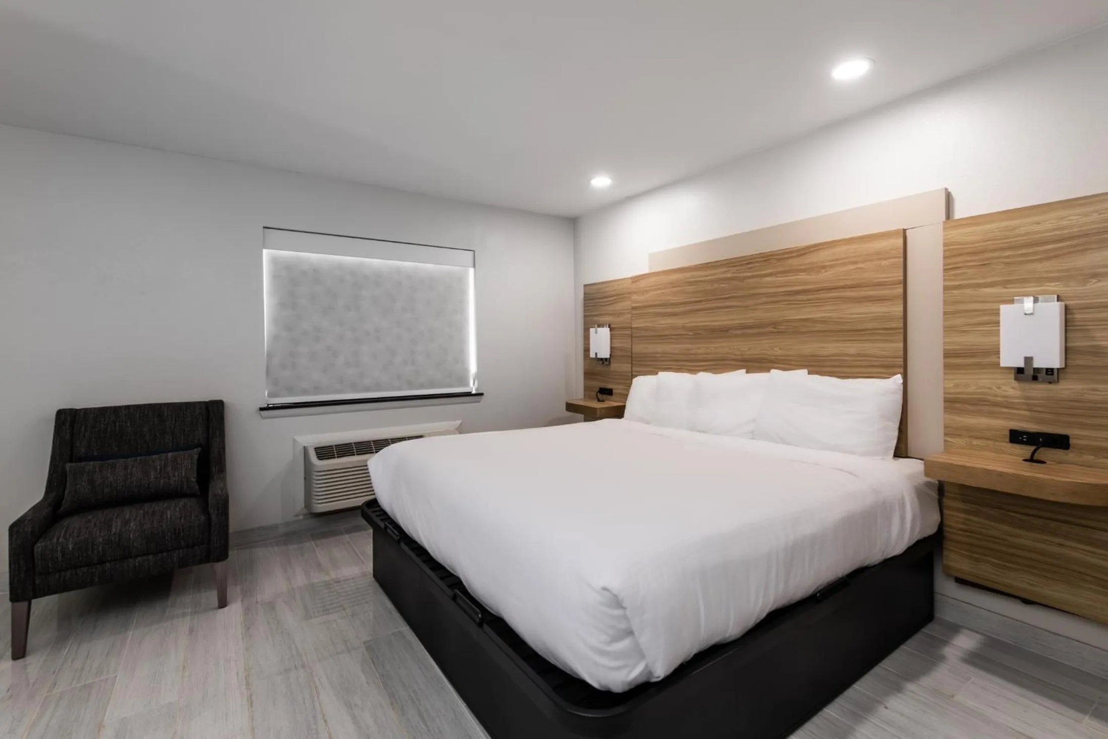 Bed in Country Hearth Inn-Toccoa