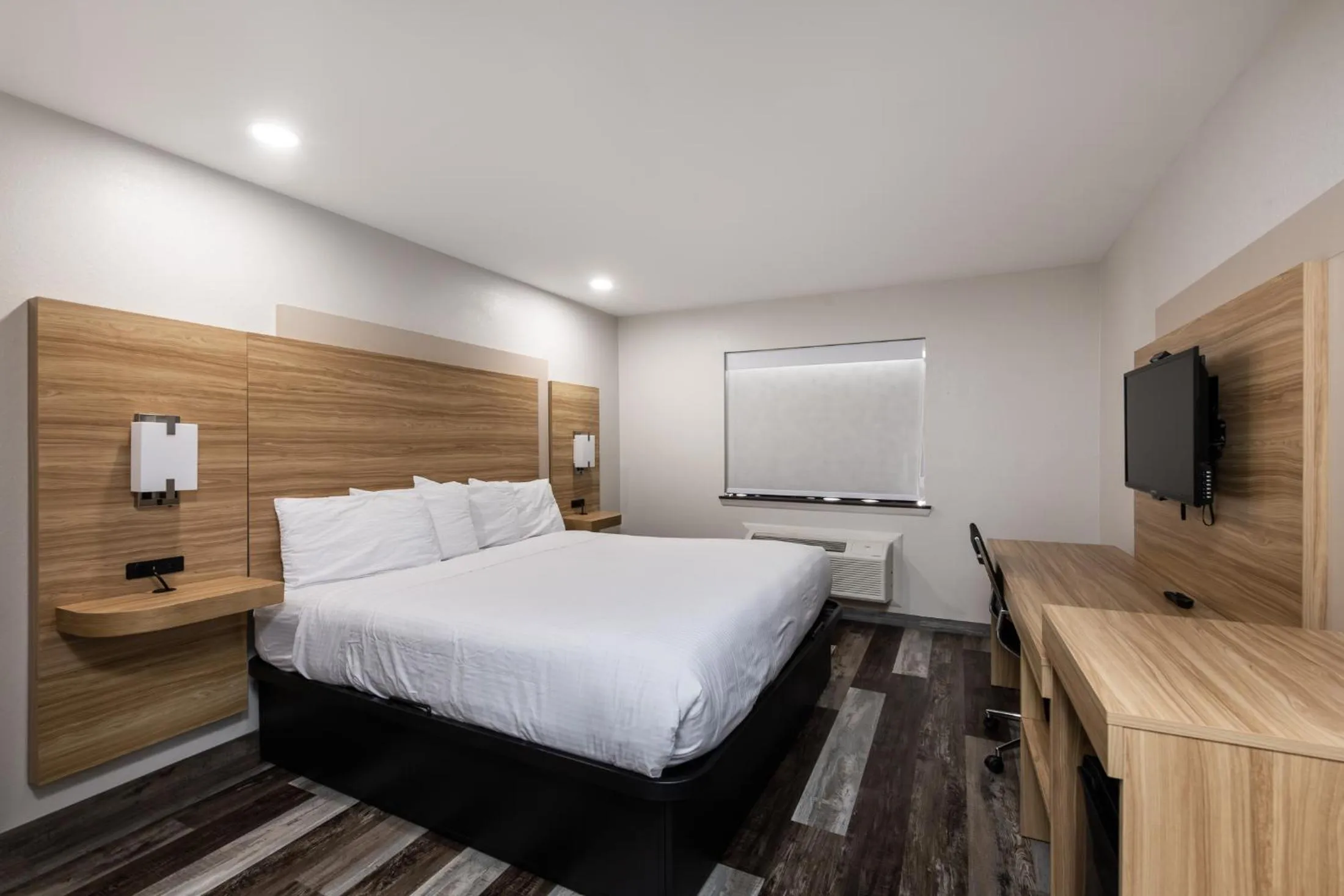 Bed in Country Hearth Inn-Toccoa