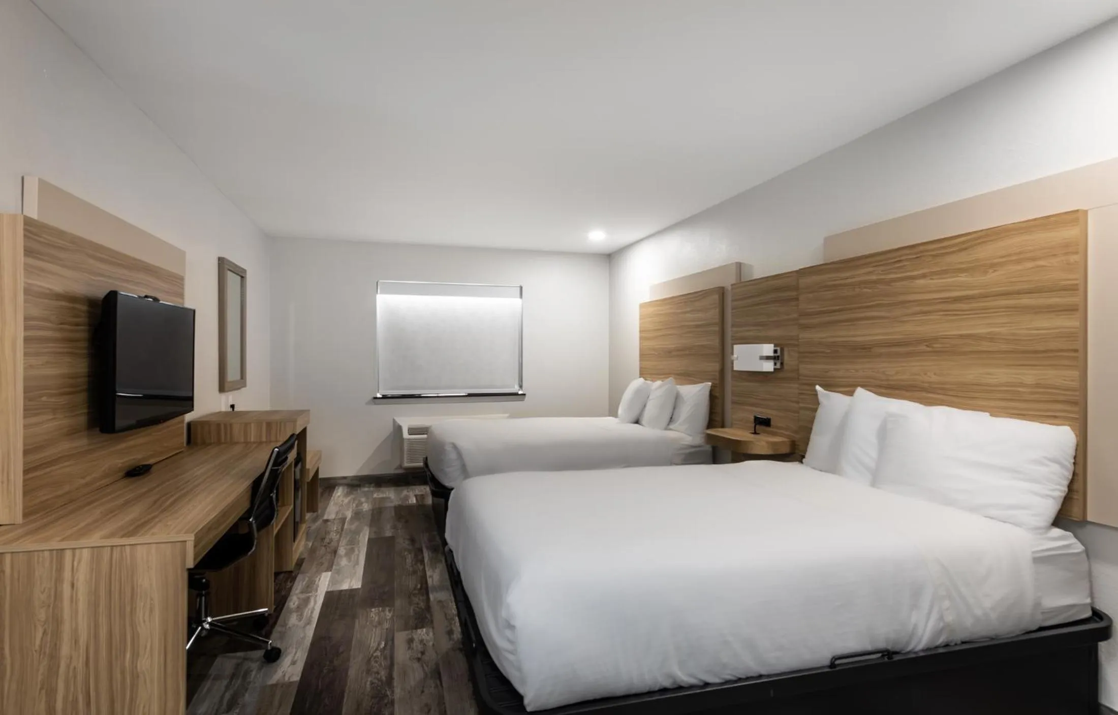 Bed in Country Hearth Inn-Toccoa