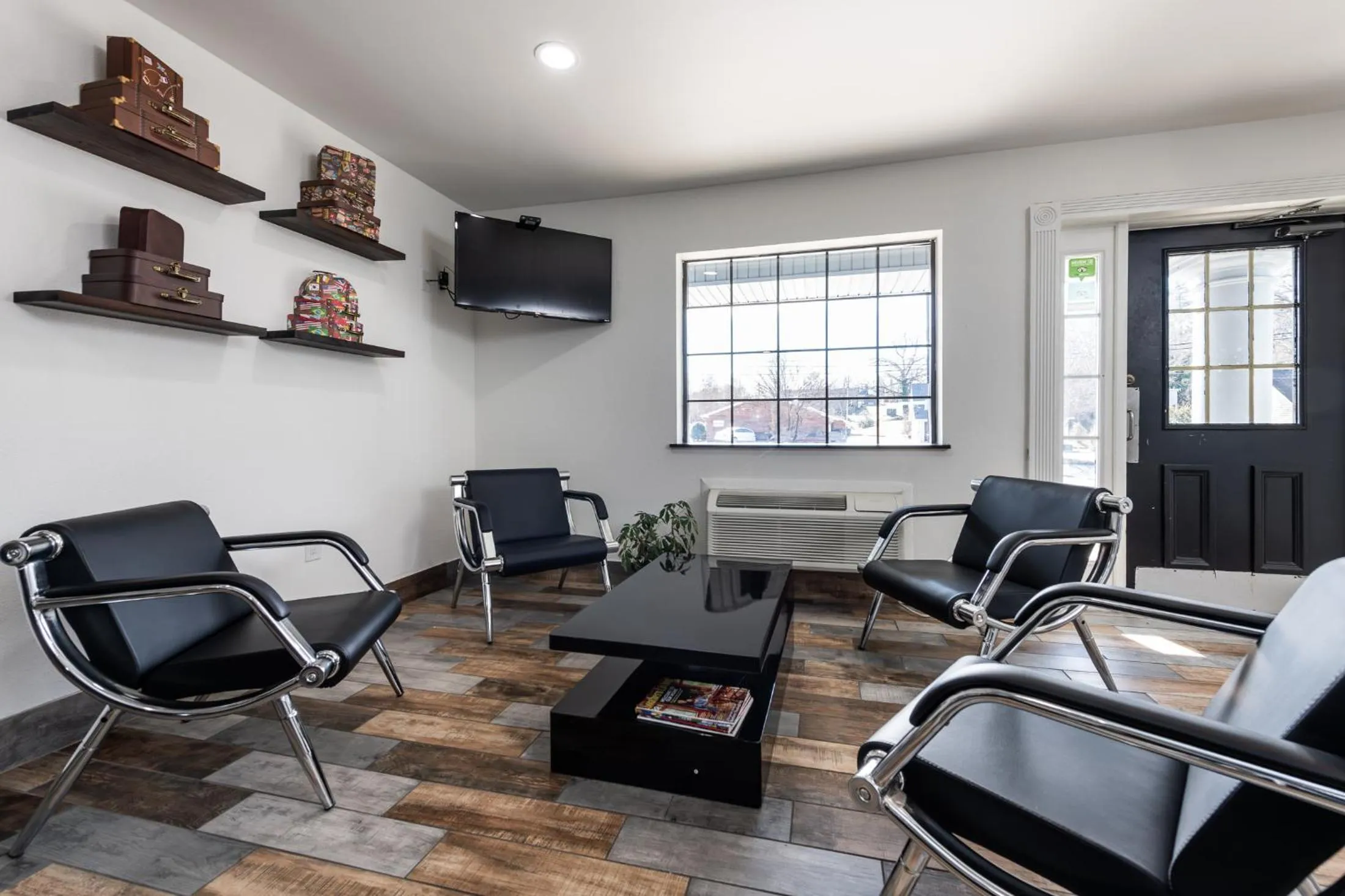 Seating area in Country Hearth Inn-Toccoa