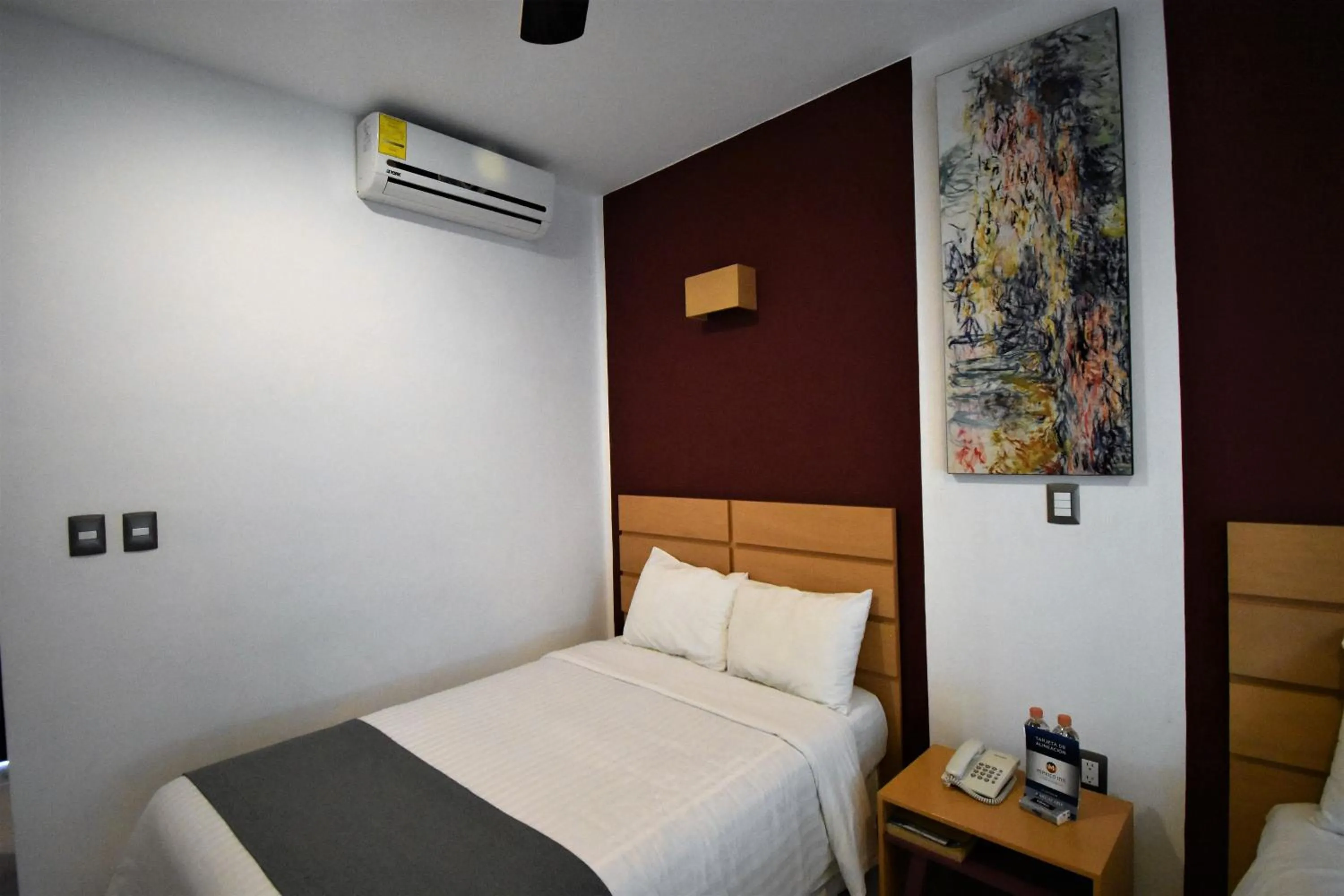 Photo of the whole room, Bed in Hotel México Inn Express