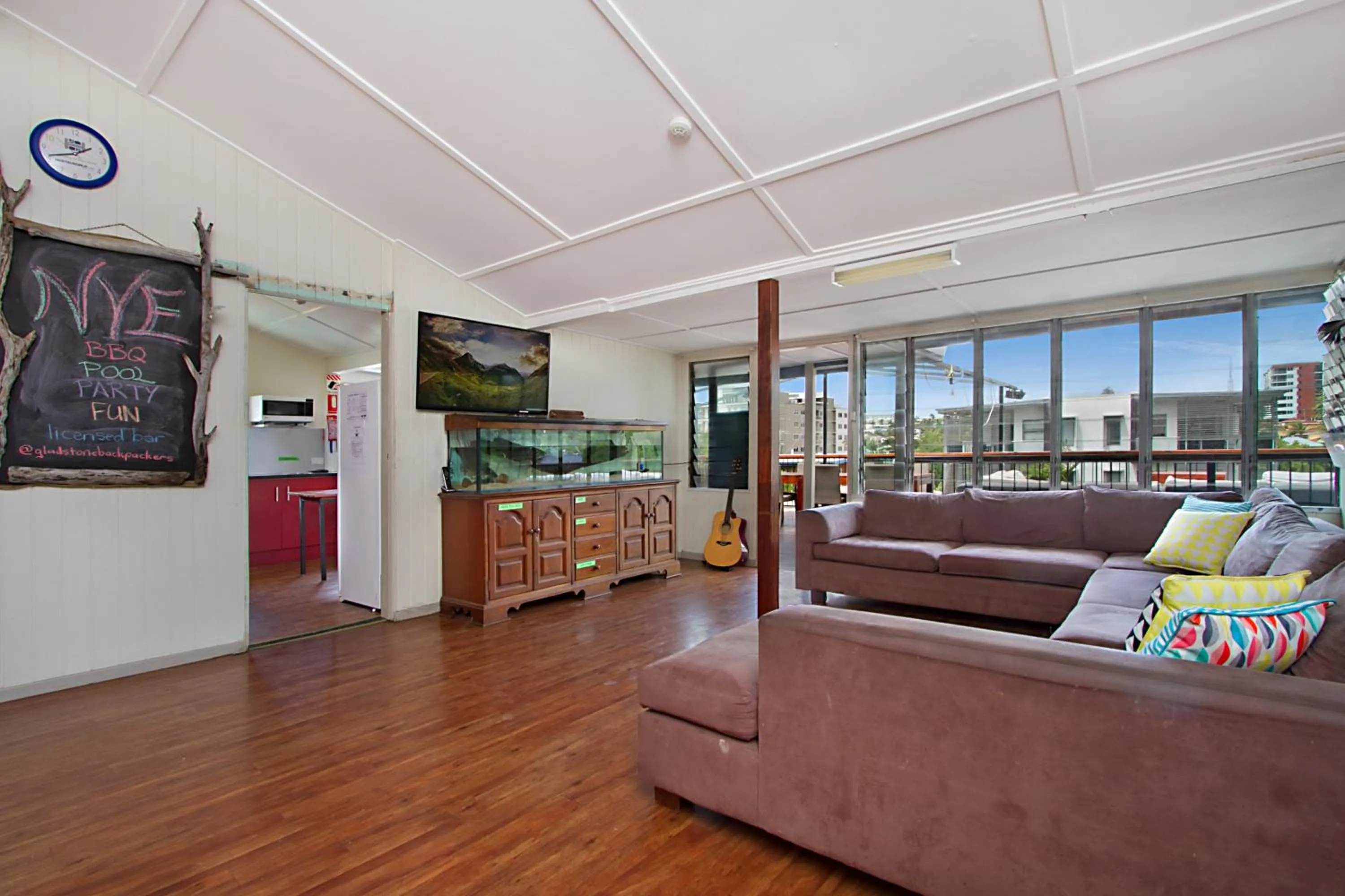 Communal lounge/ TV room in Gladstone Backpackers