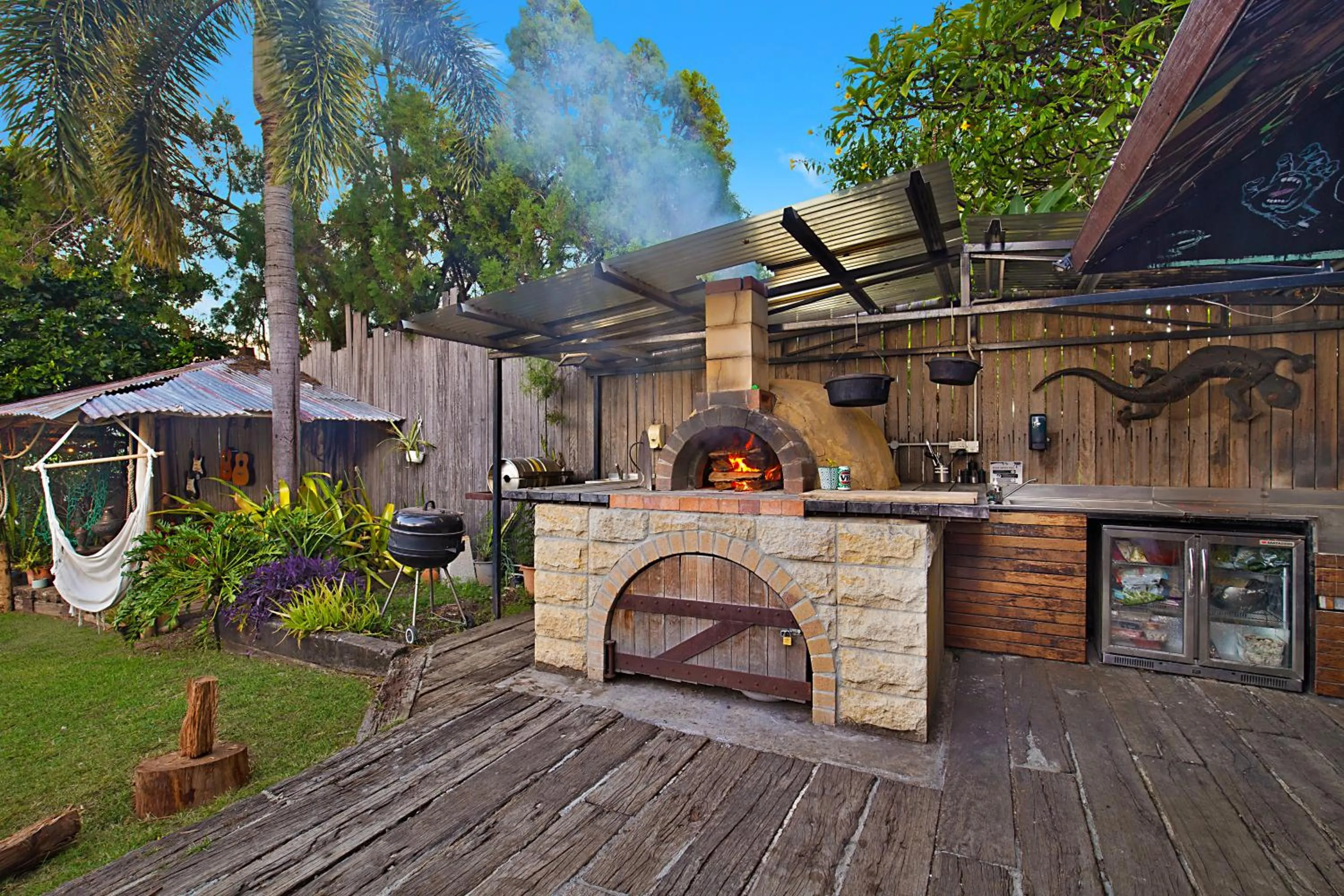 BBQ facilities in Gladstone Backpackers