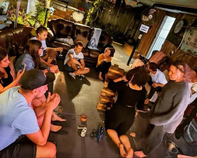 Communal lounge/ TV room in Gladstone Backpackers