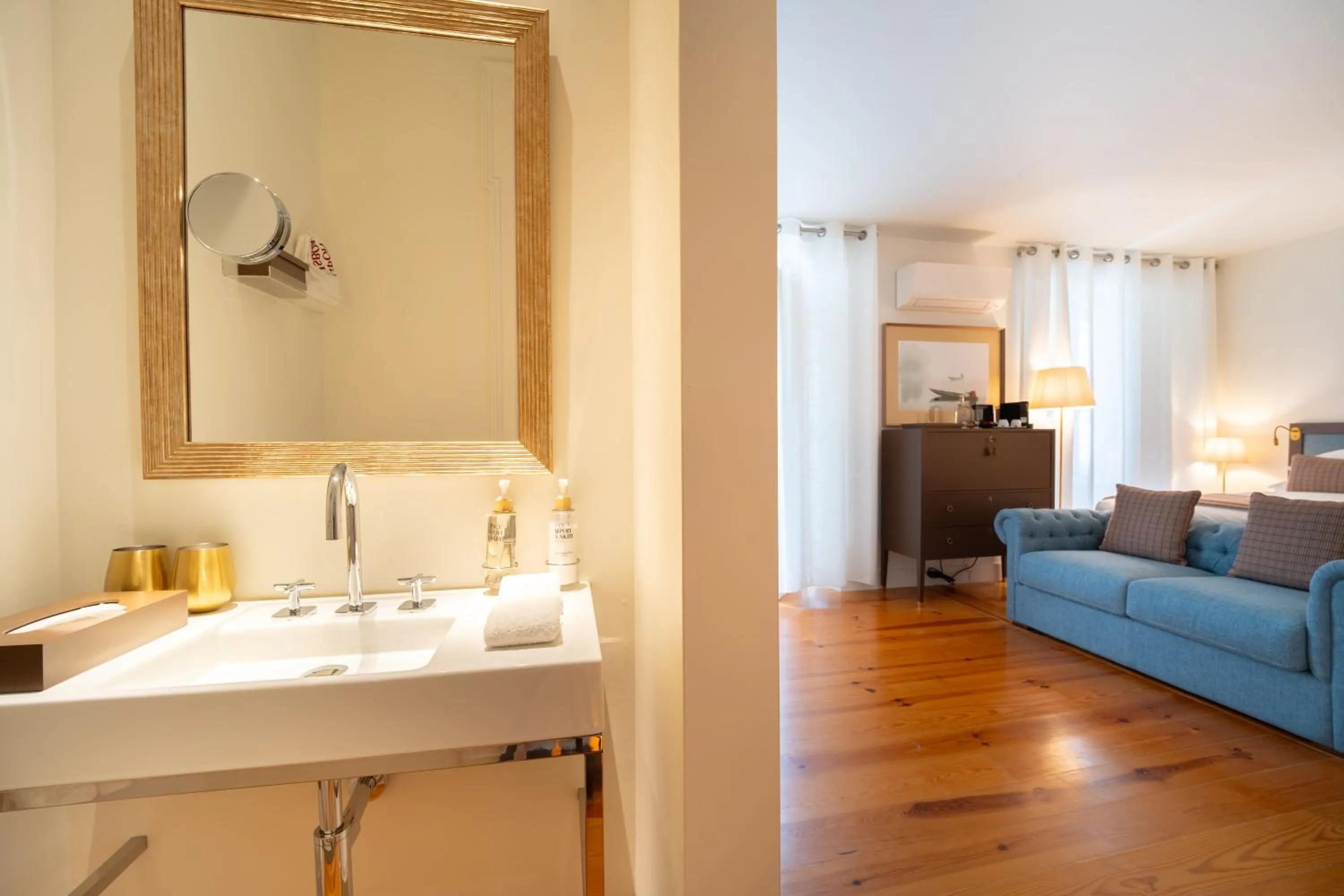 Toilet, Bed in Once Upon Lisboa
