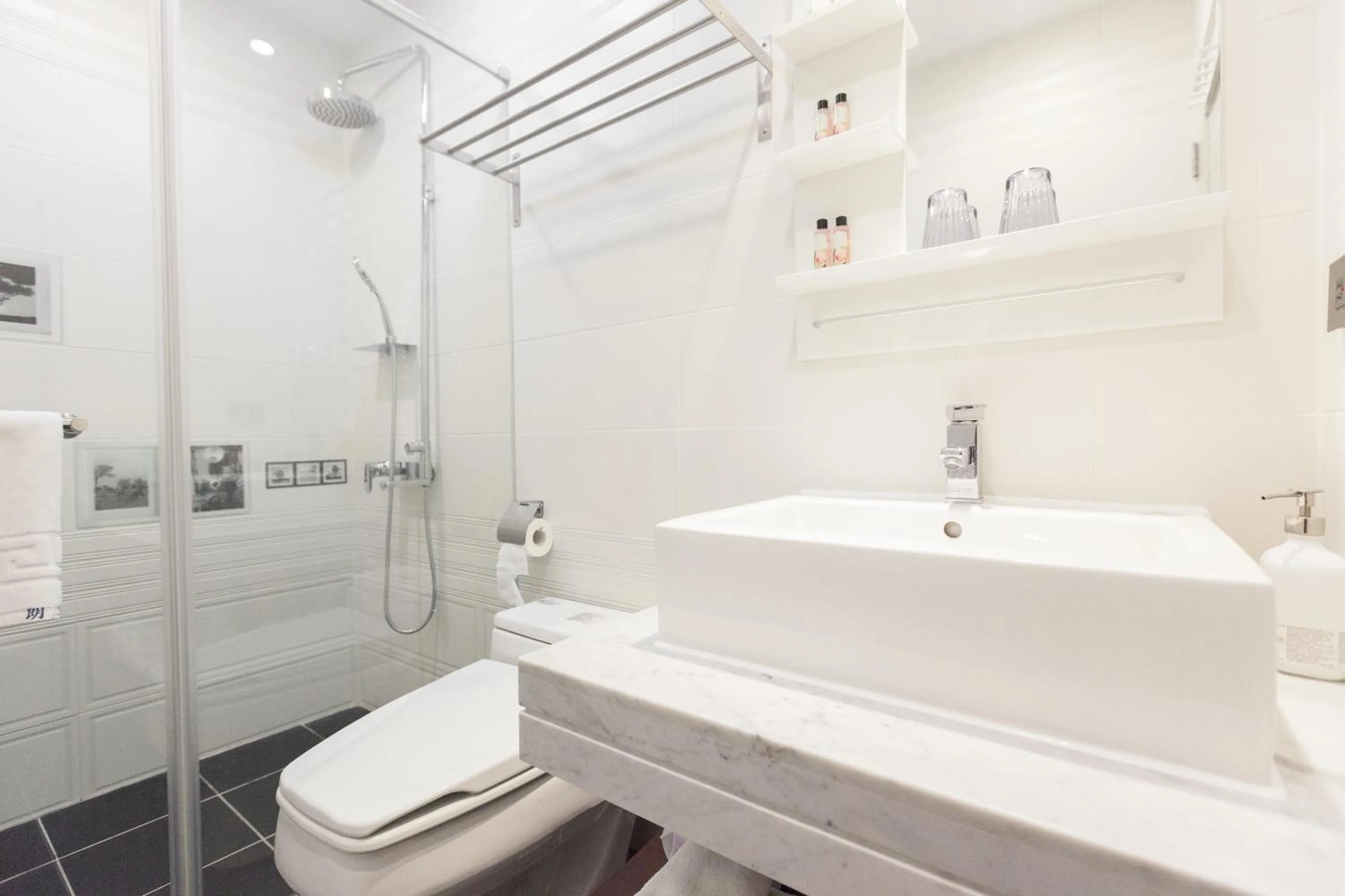 Bathroom in Lanven Art House