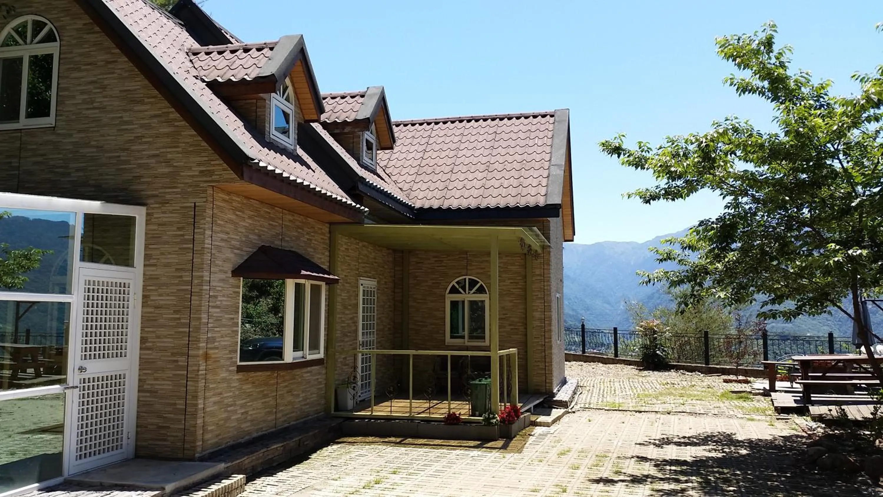 Facade/entrance in Qingjing Xiaozhu