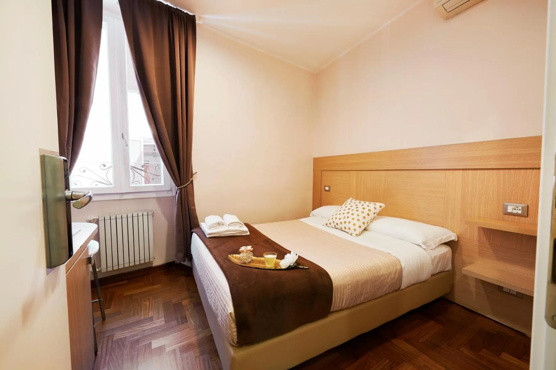 View (from property/room), Bed in La Piccola Maison