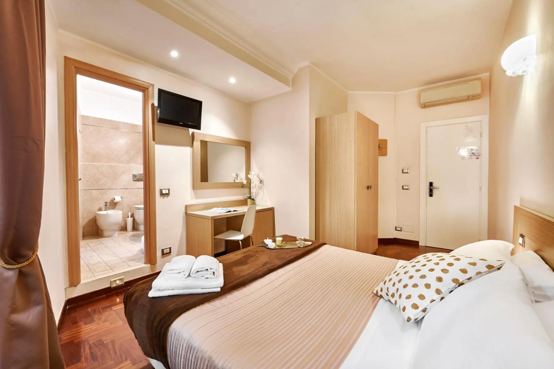 Bedroom, Bed in La Piccola Maison