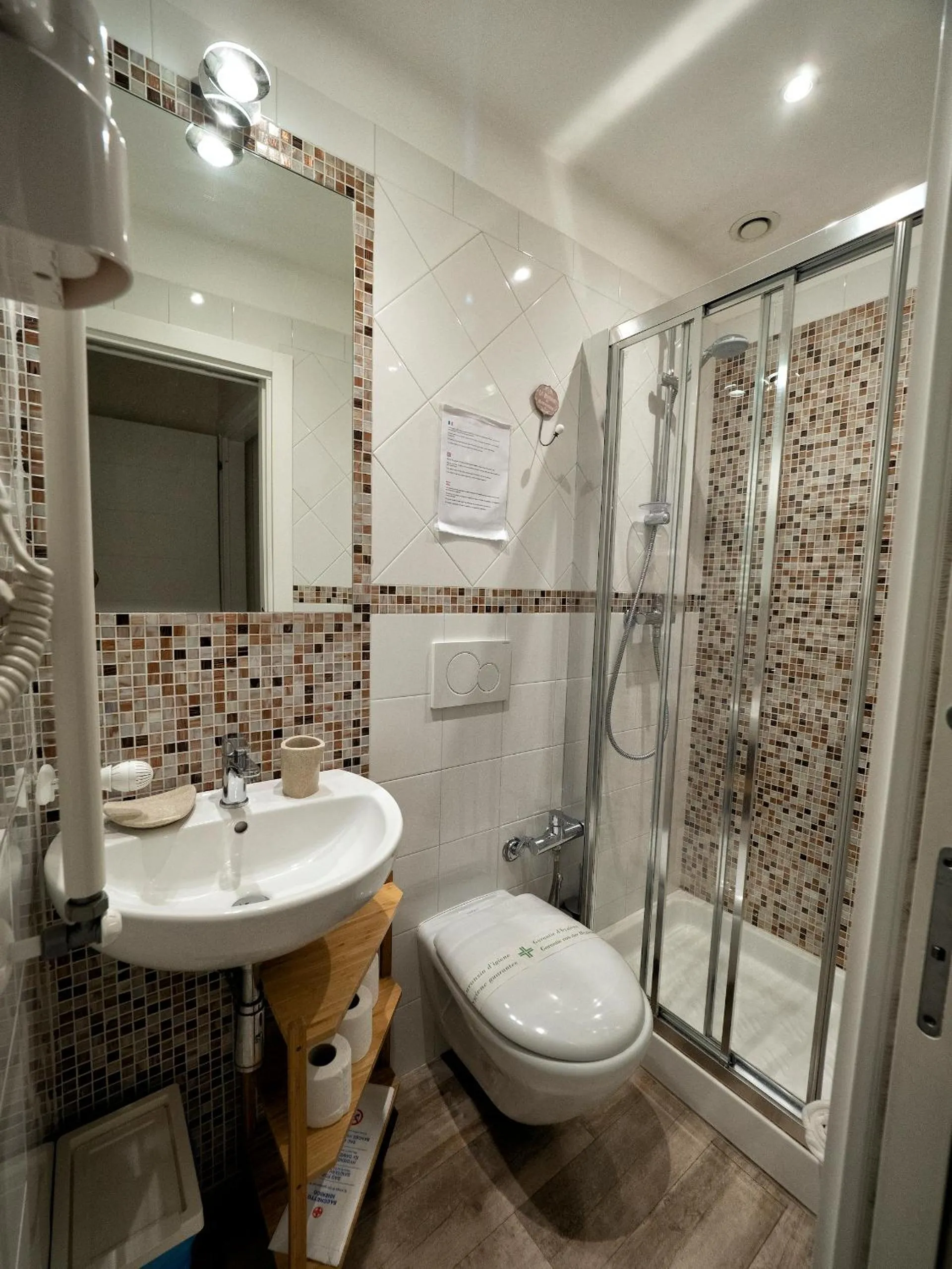 Bathroom in BandBFirenze 8 Cittadella 8