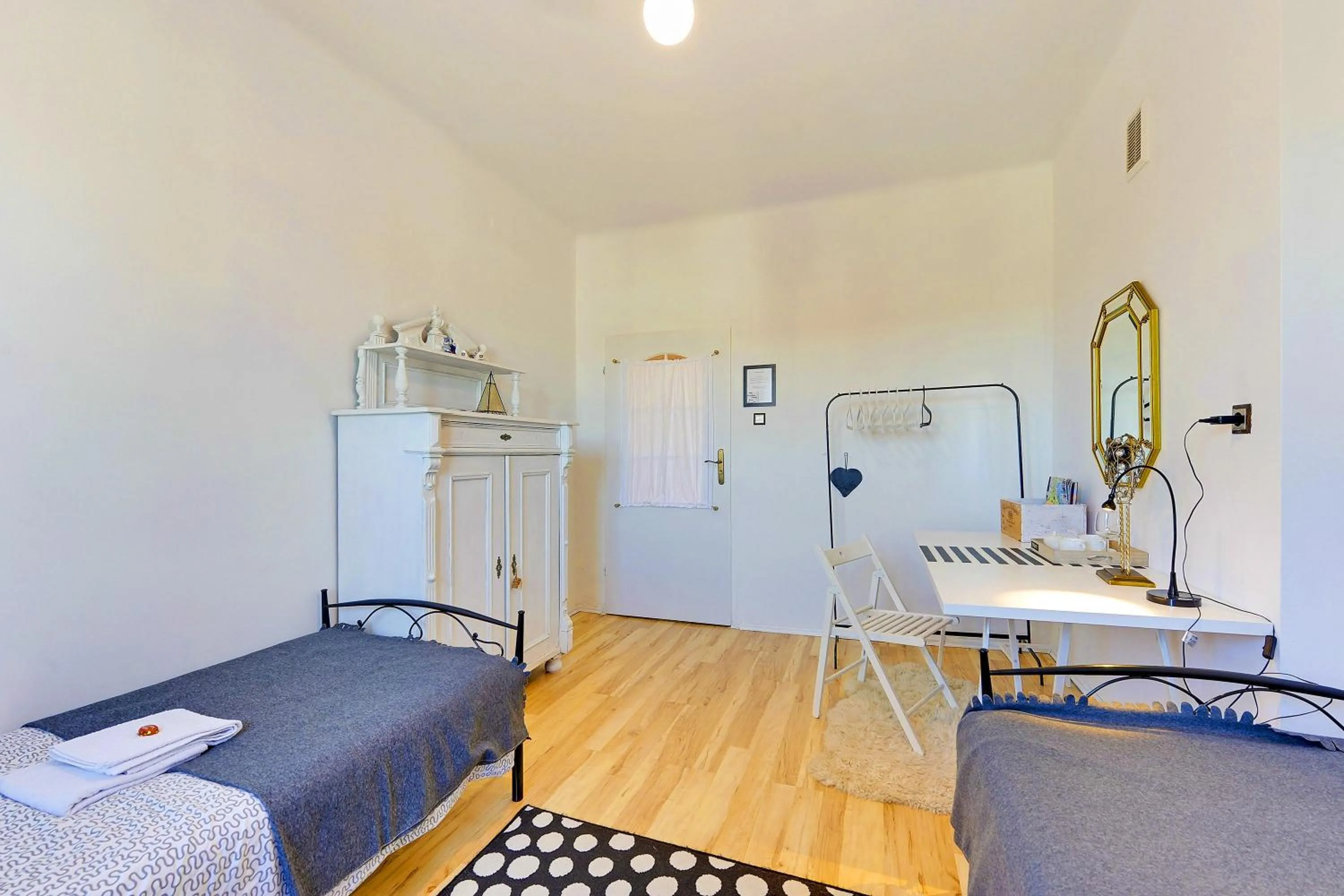 Bed in Kamienica Gdynia hotelowe komfortowe łóżka, plaża Orłowo molo